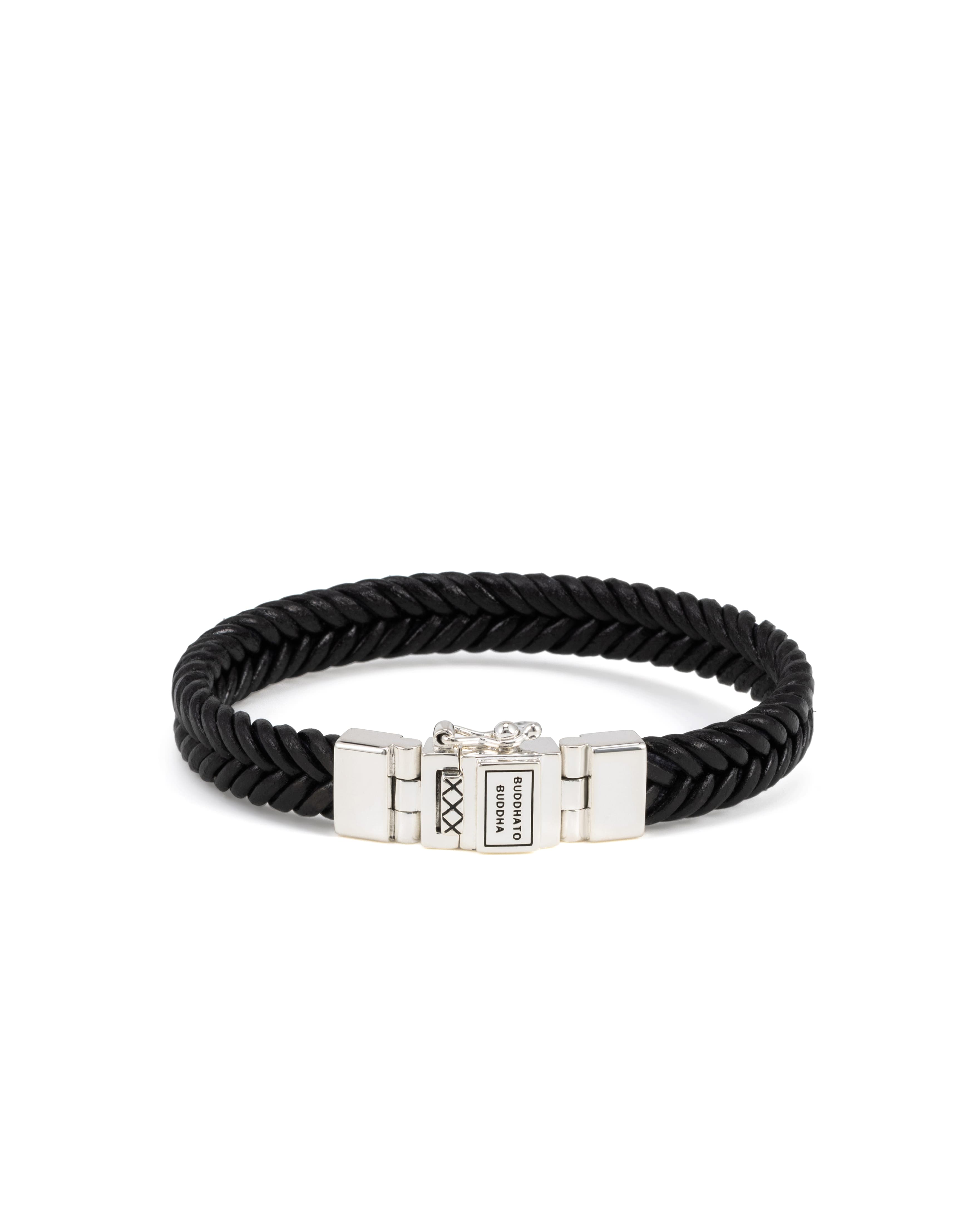 De armband Barbara Leer Zwart combineert puur vakmanschap met duurzame keuzes. Vervaardigd van gerecycled 925 sterling zilver en GRS-gecertificeerd gerecycled leer, biedt dit milieuvriendelijke sieraad een perfecte balans tussen stijl en duurzaamheid. De handgeweven armband is geïnspireerd op het iconische Barbara-weefpatroon.
