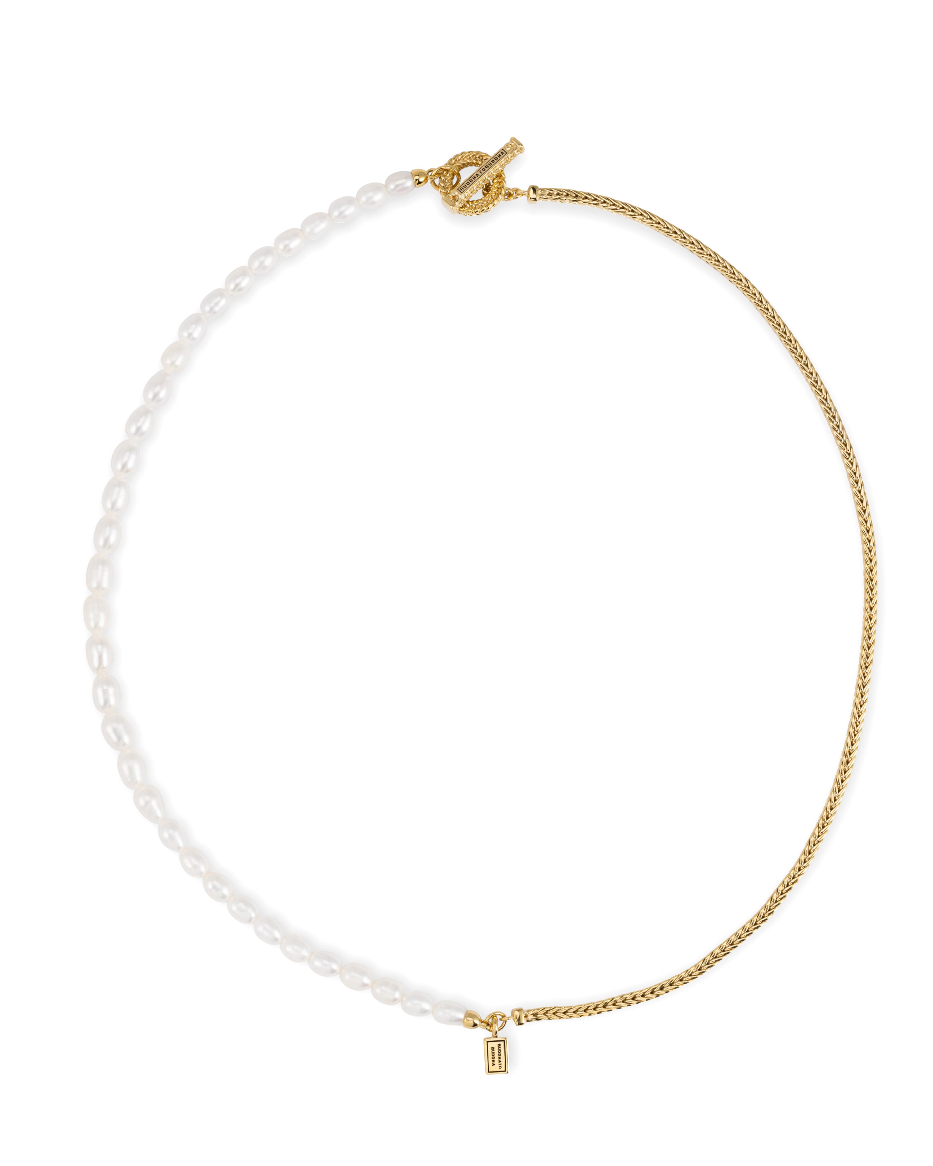 De Ketting Barbara Mini Parel combineert de elegantie van witte ovale zoetwaterparels met de gedurfde uitstraling van onze iconische Barbara-schakel, afgewerkt met een gestructureerde togglesluiting. Ontworpen in Amsterdam en handgemaakt in Zuid-Oost Azië van gerecycled zilver met een premium gold plating (3.0 micron dik).