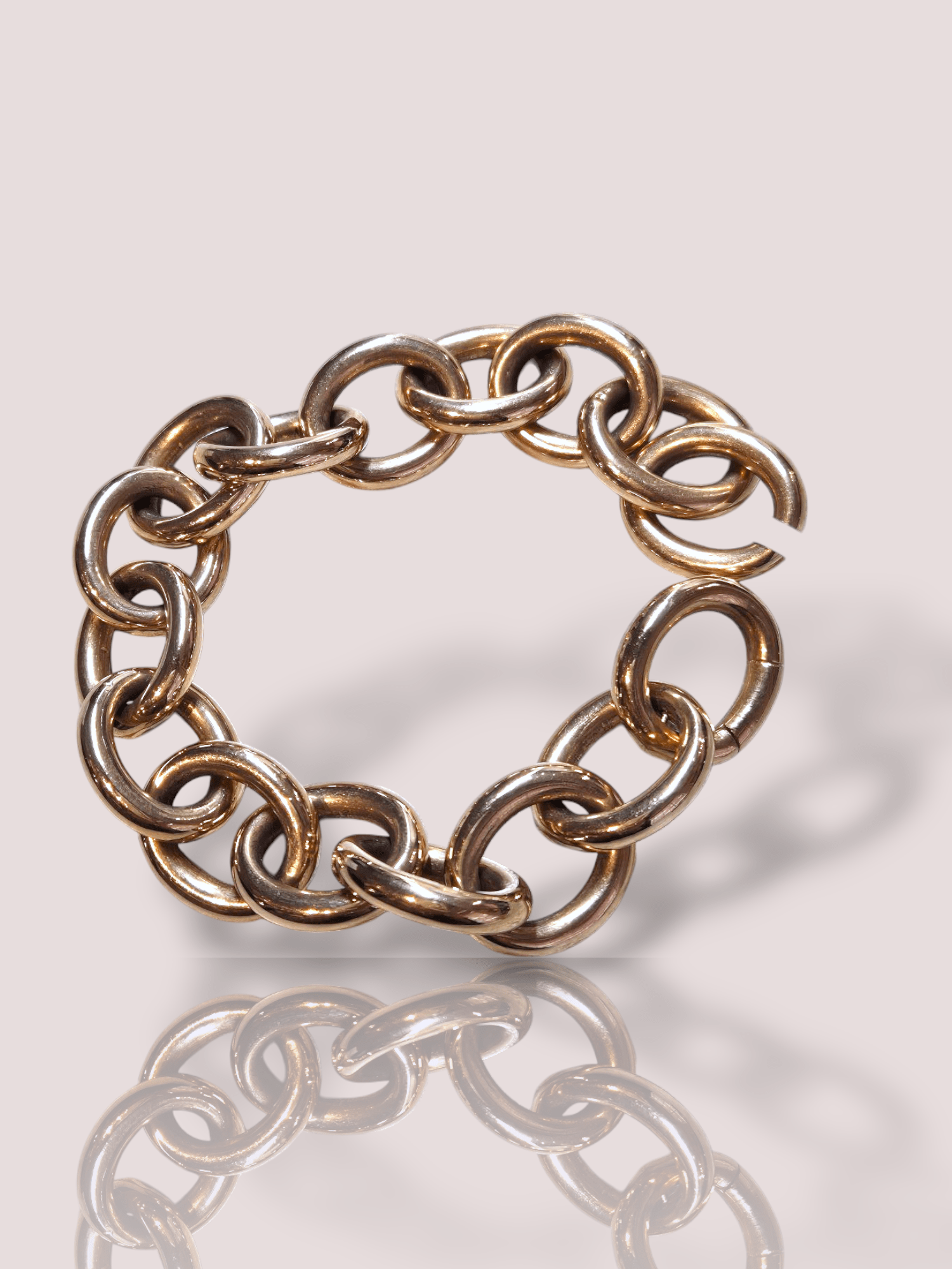 Deze vintage 18k roségouden schakelarmband is een prachtige jasseron armband, perfect voor elke gelegenheid. Deze armband, vervaardigd uit hoogwaardig 18 karaat roségoud, voegt een elegante touch toe aan je pols. Draag hem solo voor een subtiele look of combineer met andere armbanden voor een gedurfde stijl. Ideaal voor dagelijks gebruik of speciale gelegenheden. De armband heeft 16 ronde schakels van 1,8 bij 2 cm met een blinde sluiting.