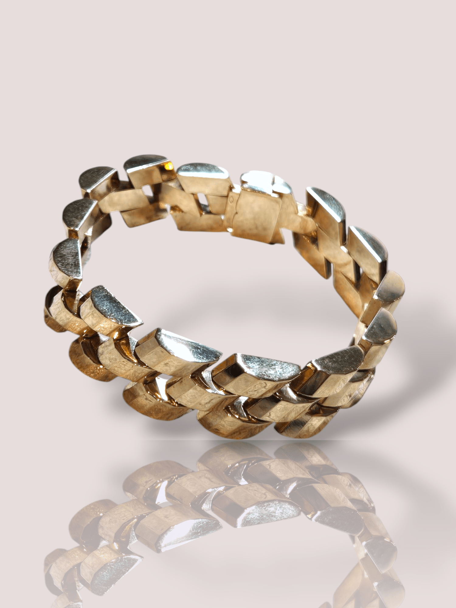 Deze prachtige 14k geel gouden schakelarmband is een tijdloos juweel dat perfect is voor elke gelegenheid. Met een lengte van 19 cm past hij mooi om de pols en voegt meteen een vleugje glamour toe aan elke outfit. Draag hem alleen voor een subtiele uitstraling of combineer hem met andere armbanden voor een trendy gelaagde look. Met deze schakelarmband ben je altijd stijlvol en elegant.