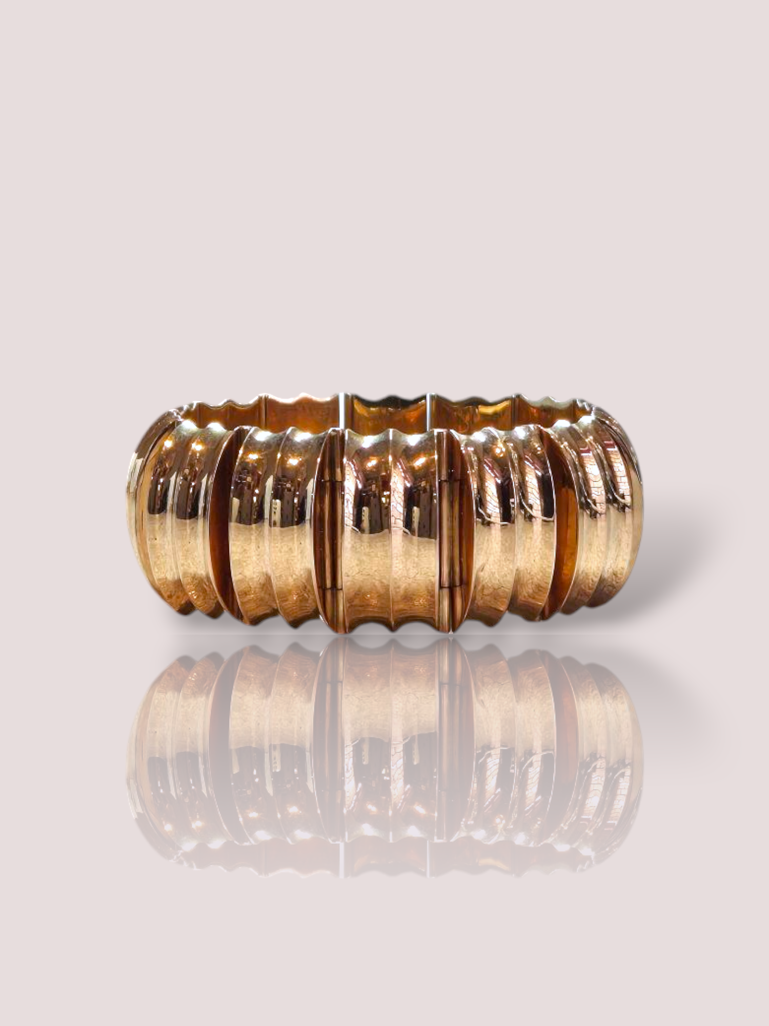 Deze vintage 14k geel gouden schakel armband is tijdloos en elegant. De armband heeft een klassiek ontwerp met stevige schakels die glanzen in het licht. Draag deze armband alleen voor een subtiele touch of combineer het met andere armbanden voor een statement look. De armband sluit met een veilige klapsluiting en is perfect voor dagelijks gebruik of speciale gelegenheden.

De armband is 19 cm en 2,5 cm breed.