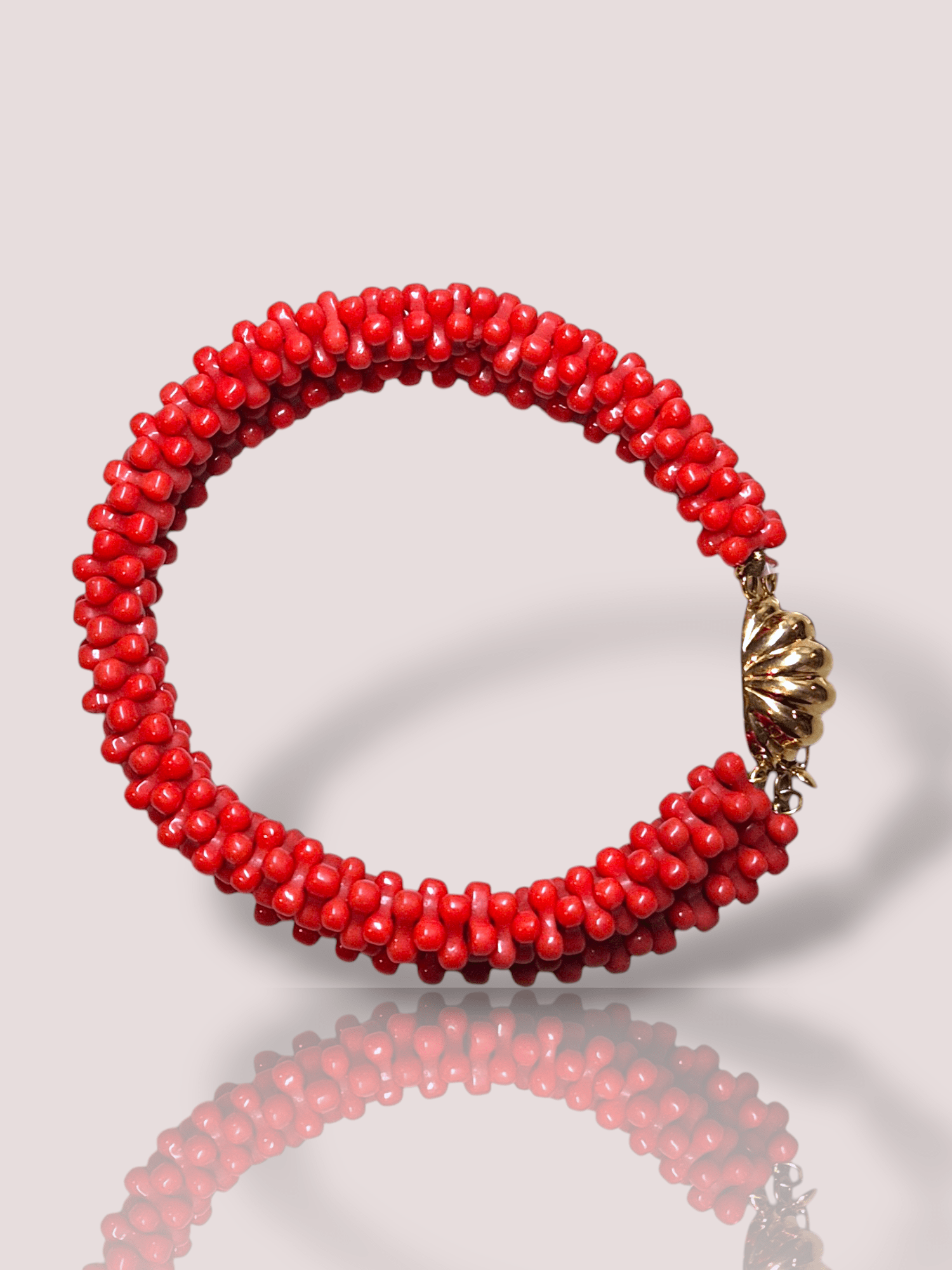 Deze prachtige vintage armband is gemaakt van 18 karaats geel goud en is versierd met levendig bloedkoraal. De armband is tijdloos en elegant, perfect voor elke gelegenheid. Draag hem alleen als statement stuk of combineer met andere armbanden voor een trendy look. De armband is een uniek en waardevol stuk dat elke outfit zal verfraaien.

De armband is 20 cm en voorzien van een extra veiligheidsslotje.