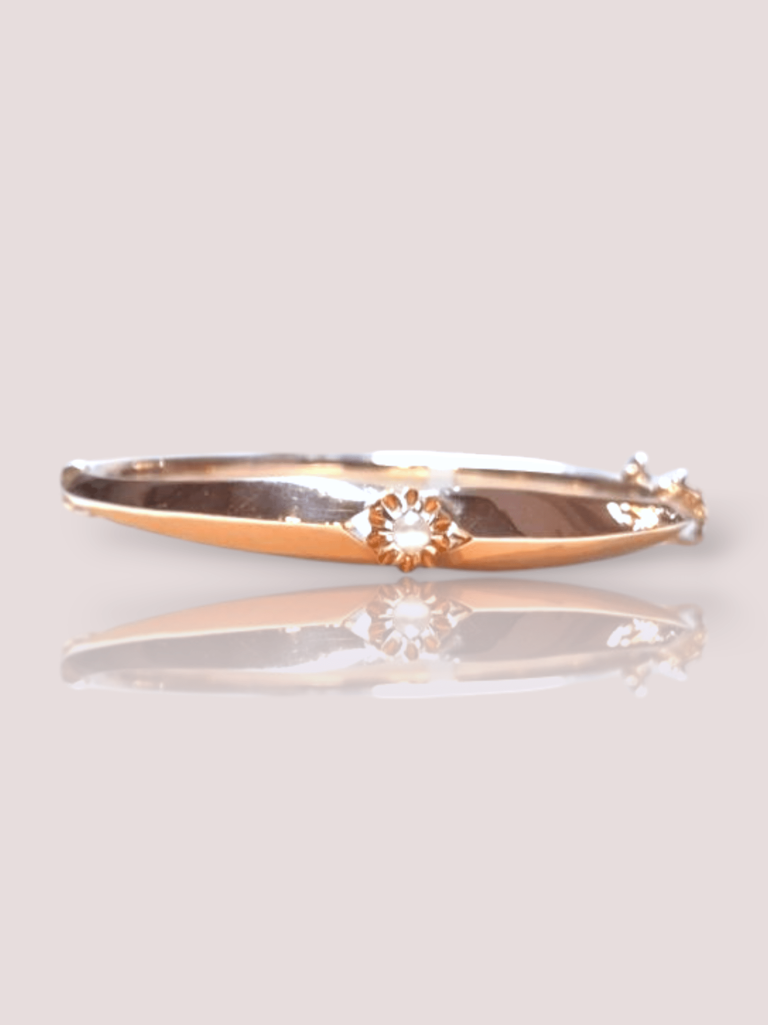 Deze adembenemende antieke 14k rosé gouden armband met parel voegt een vleugje elegantie toe aan elke outfit. De armband is rijkelijk versierd met een mooie parel die glinstert in het licht. Draag deze armband met trots tijdens speciale gelegenheden of voeg wat glamour toe aan je dagelijkse look. Een tijdloos stuk dat een vleugje luxe toevoegt aan je sieradencollectie. Straal met deze prachtige armband!
