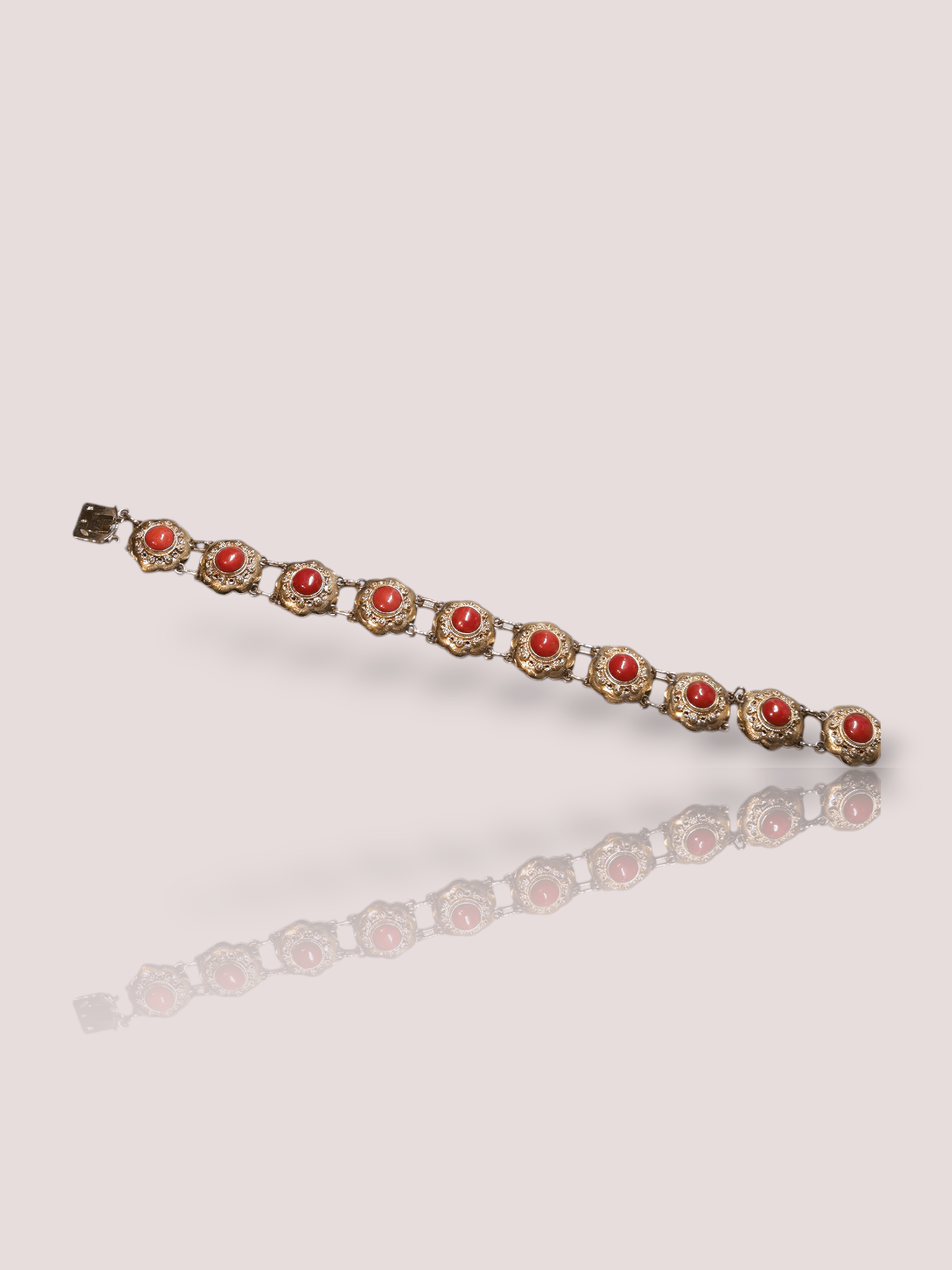 Deze antieke 14k geel gouden armband is versierd met prachtig bloedkoraal, wat zorgt voor een elegante en klassieke uitstraling. De armband is perfect voor speciale gelegenheden of om je dagelijkse outfit een vleugje luxe te geven. Draag de armband alleen voor een subtiele look of combineer hem met andere gouden sieraden voor een statement look. De armband is 18 cm lang en heeft 10 schakels met bloedkoraal. De kleur van het bloedkoraal kan in werkelijkheid afwijken van de foto.