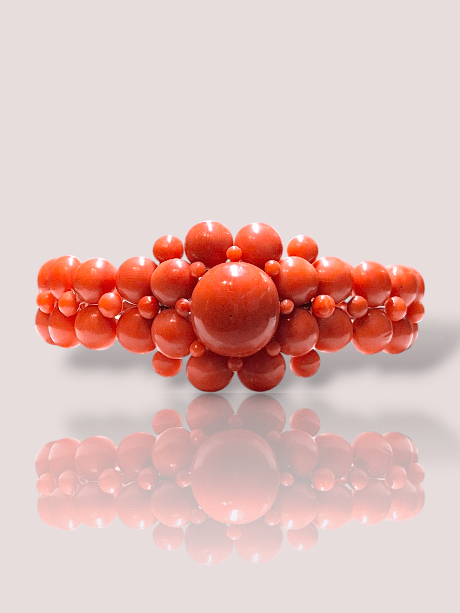 Deze vintage 18k bloedkoraal armband is een prachtig sieraad met een klassieke uitstraling. De armband is gemaakt van hoogwaardige materialen en heeft een uniek ontwerp met bloedkoraal stenen. Draag deze armband solo als statement stuk of combineer het met andere armbanden voor een trendy look. De armband is perfect voor speciale gelegenheden of gewoon voor dagelijks gebruik. Een tijdloos accessoire dat elke outfit compleet maakt.

De armband telt maar liefst 74 bloedkoralen welke bevestigd zijn aan een 18k gouden armband. 