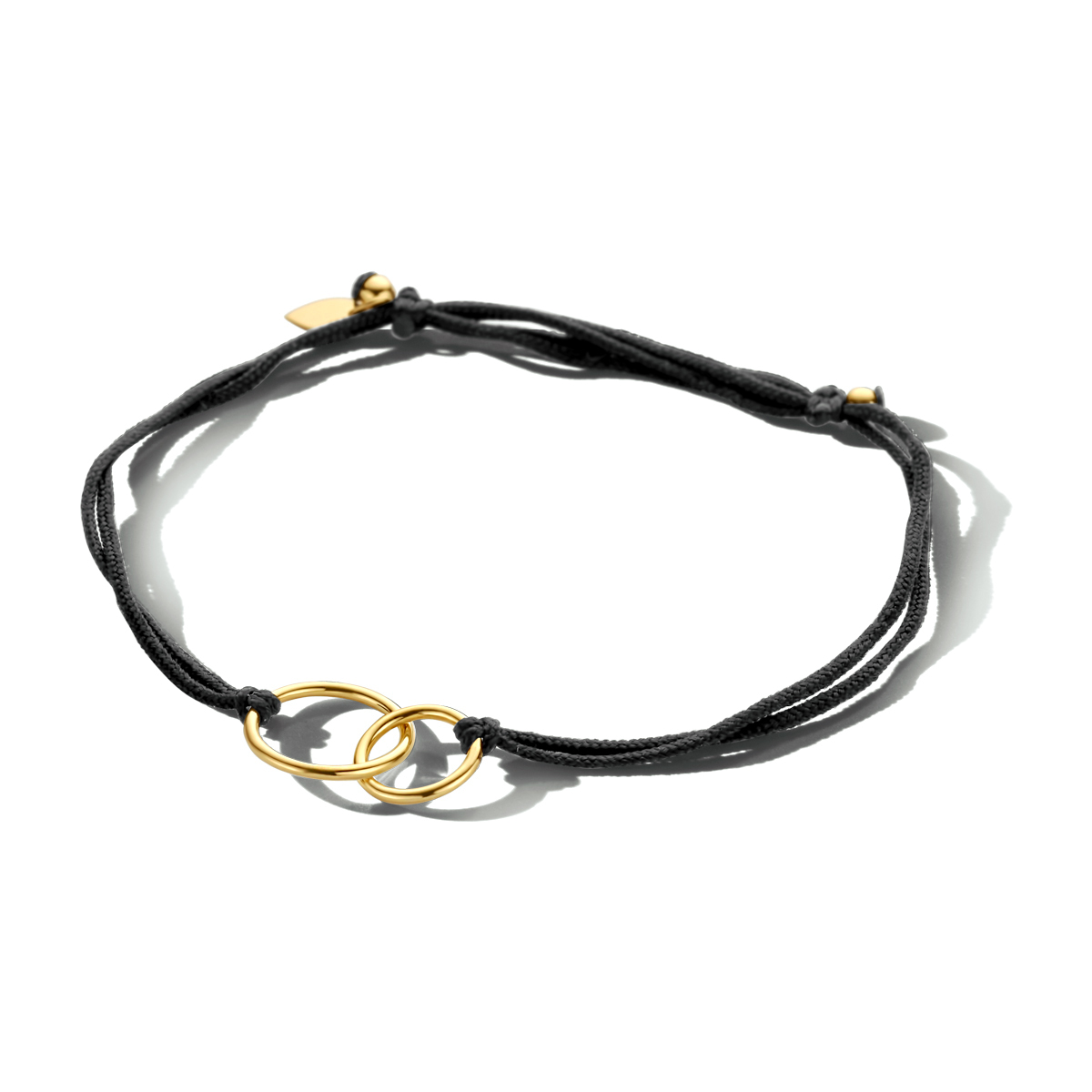 Zwart gevlochten armband uitgevoerd met verguld op 925 zilveren rondjes. De armband heeft een maximale draaglengte van 22cm. Geen garantie op plating.