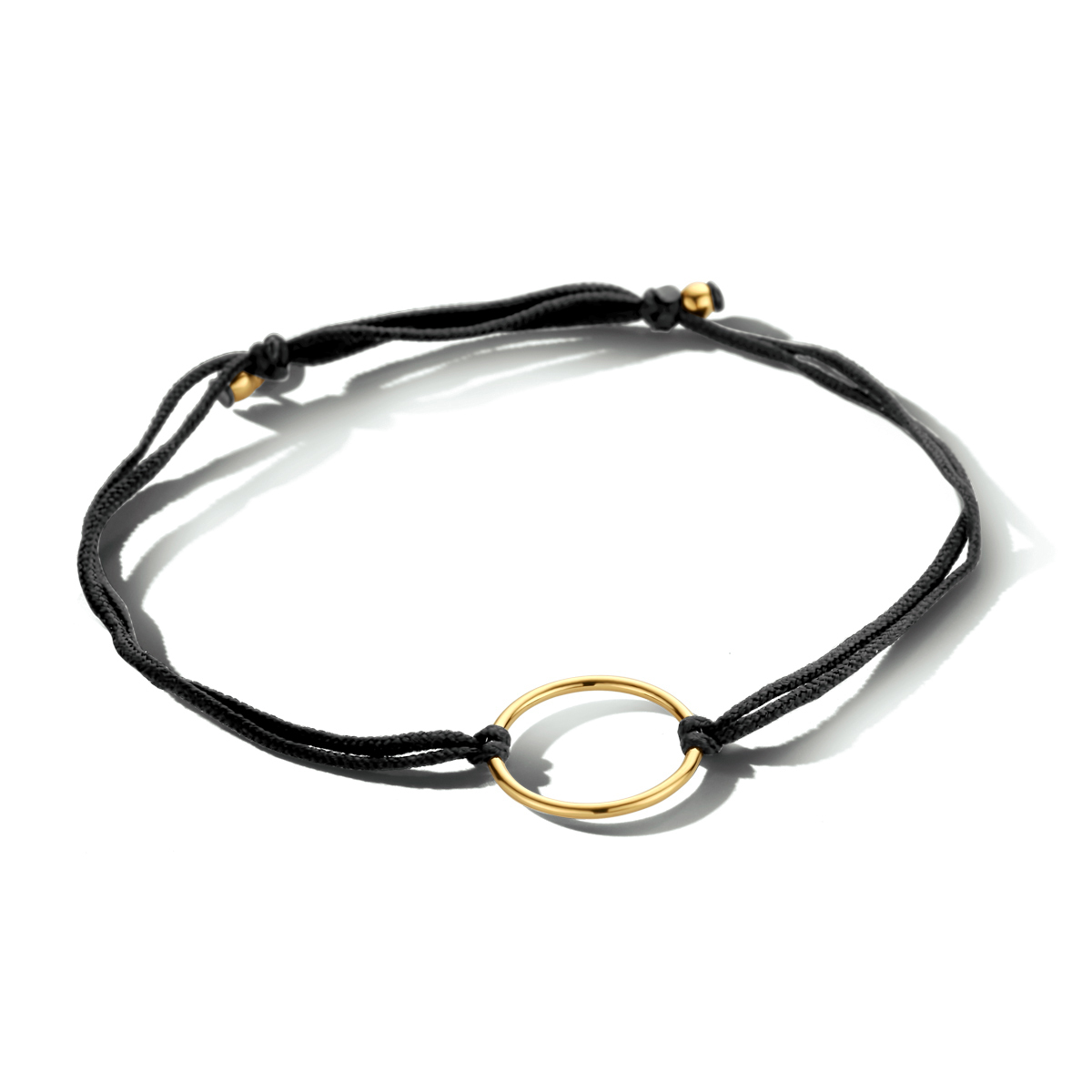 Zwart gevlochten armband uitgevoerd met een verguld op 925 zilveren rondje. De armband heeft een maximale draaglengte van 22cm. Geen garantie op plating.