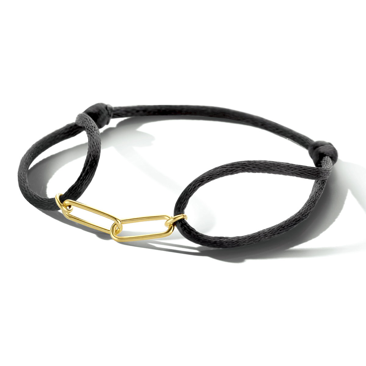 Zwart gevlochten armband uitgevoerd met een verguld op 925 zilveren element. Geen garantie op plating.