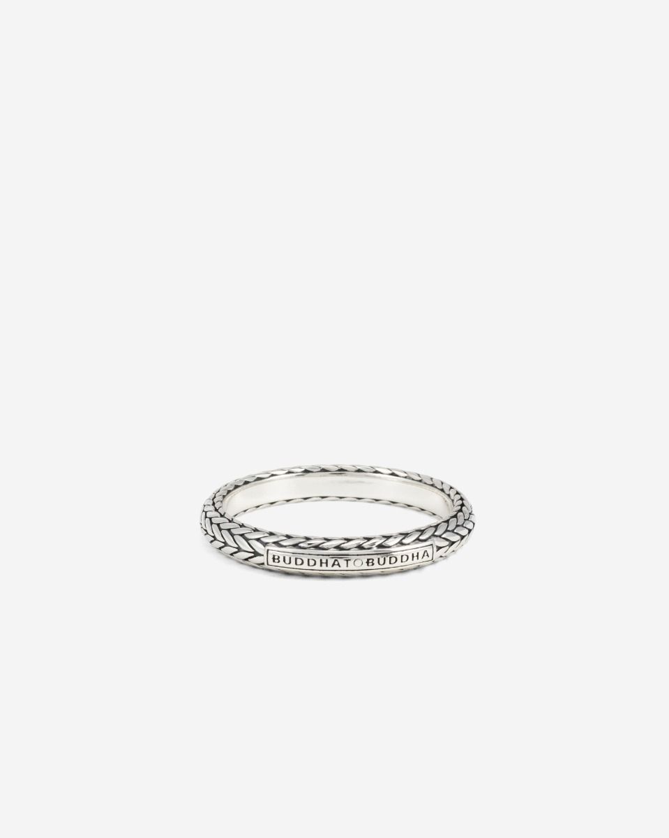 De Ring Ellen XS combineert verfijnd vakmanschap met de mogelijkheid tot persoonlijke expressie. Met de iconische Ellen-weeftechniek is deze verfijnde ring handgemaakt van premium gerecycled 925 sterling zilver en biedt hij een tijdloze schoonheid. Wat dit sieraad echt bijzonder maakt, is de optie om een persoonlijke boodschap aan de binnenkant te graveren. Of het nu gaat om een dierbaar moment, eerbetoon aan een geliefde, of het dragen van een betekenisvolle herinnering, deze ring wordt een uniek aandenken dat net zo bijzonder is als jouw verhaal.
