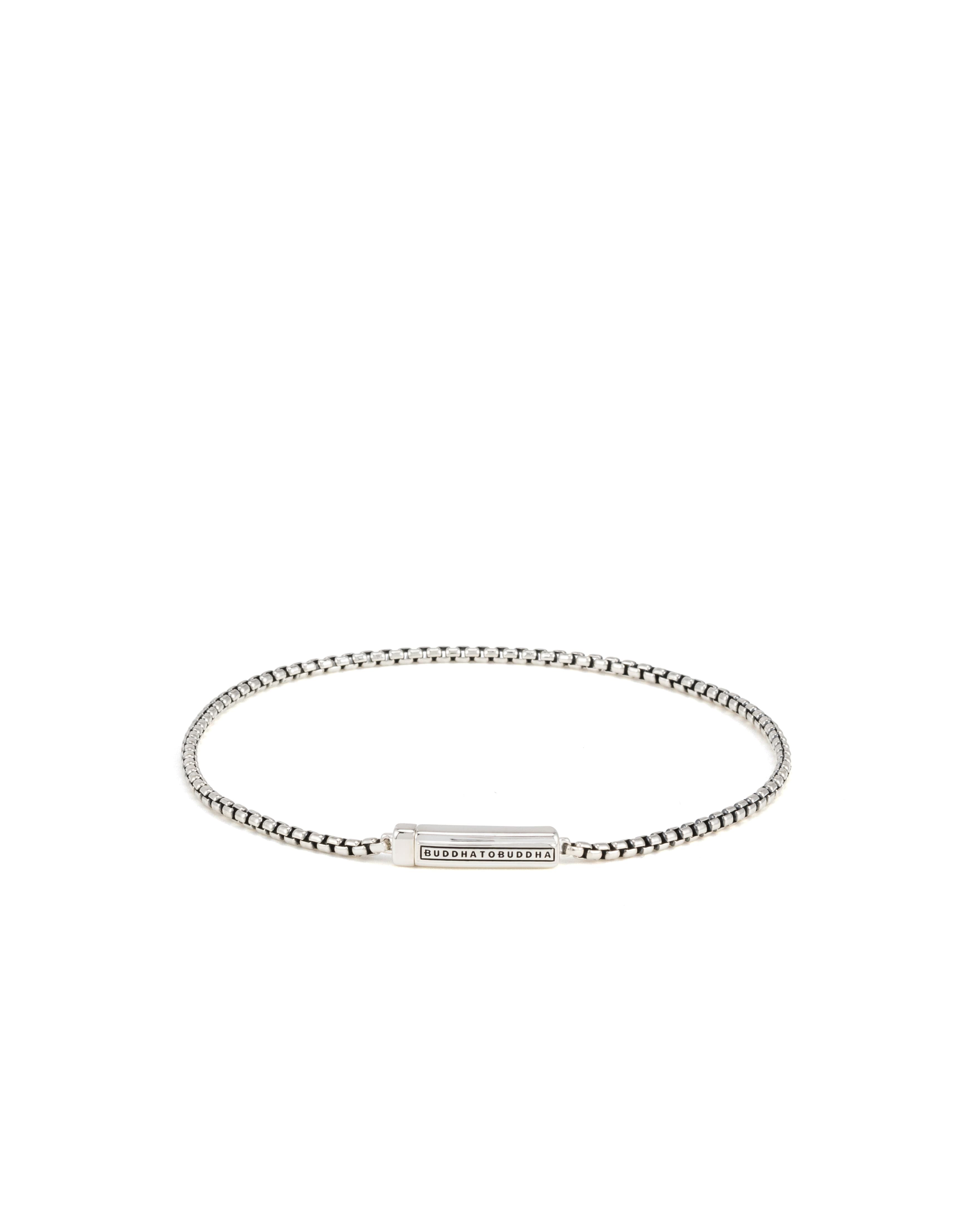 De Permanente Armband Venetian is een krachtig symbool van eeuwige toewijding en onbreekbare verbinding, voorzien van de tijdloze Venetiaanse schakelketting voor een strakke en klassieke uitstraling. Eenmaal om, blijft deze armband voor altijd bij je en symboliseert hij oneindige vriendschap of liefde. Het permanente slot, nauwkeurig vervaardigd, zorgt ervoor dat je voor altijd verbonden bent met degene die je dit betekenisvolle sieraad heeft gegeven. Handgemaakt in Zuidoost-Azië van hoogwaardig gerecycled 925 sterling zilver, staat deze tijdloze armband voor loyaliteit en de diepe verbindingen die we in het leven vormen. Draag hem als een symbool van loyaliteit en de diepgaande verbindingen die je creëert in het leven. Let op: Het slot van deze armband is zorgvuldig ontworpen zodat het stevig vergrendeld blijft zitten zodra het gesloten is. Alleen wanneer je volledig zeker bent van je aankoop, kun je de armband veilig sluiten. In noodgevallen of voor medische doeleinden is het slot gemakkelijk te openen door het kleine gaatje in het slot van de armband met een pinnetje in te drukken, zoals een veiligheidsspeld of simkaartpin. 