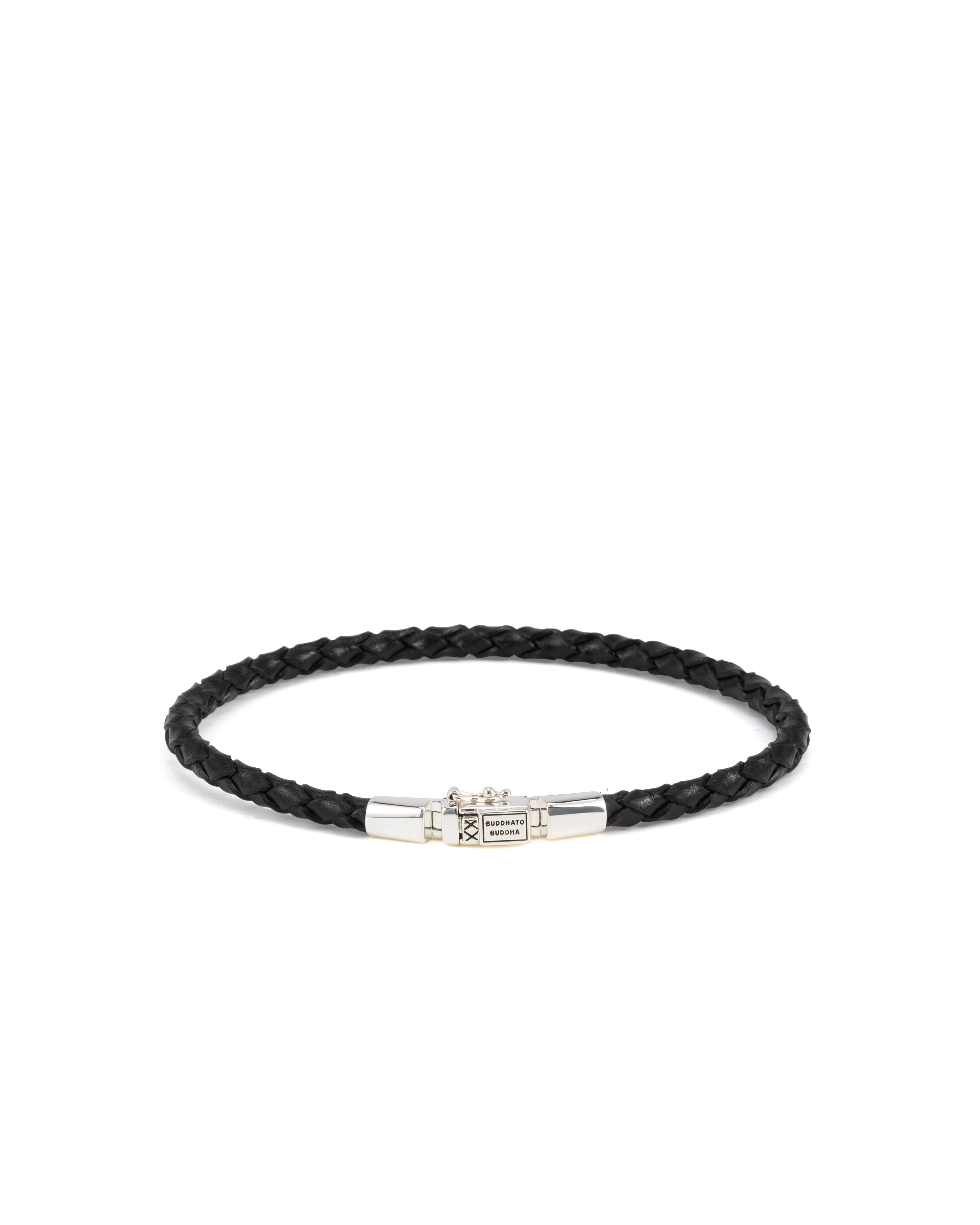 De armband George Mini Leer Zwart combineert puur vakmanschap met duurzame keuzes. Gemaakt van gerecycled 925 sterling zilver en GRS-gecertificeerd gerecycled leer, biedt dit milieuvriendelijke sieraad een stijlvolle en bewuste uitstraling. De handgeweven armband is geïnspireerd op het traditionele Balinese George-weefpatroon. 
