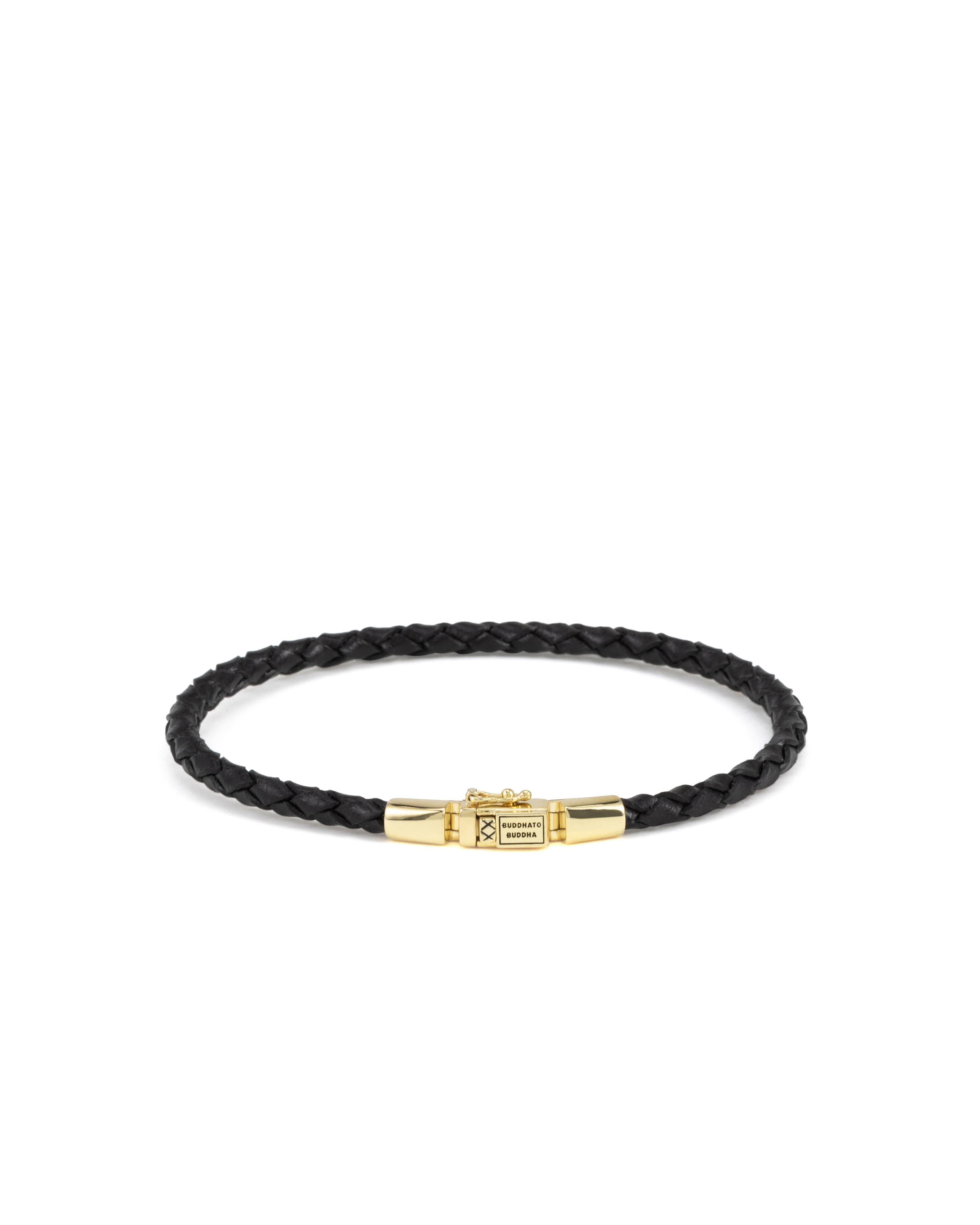 De Armband George Mini Leer Zwart combineert vakmanschap met duurzame keuzes. Voorzien van GRS-gecertificeerd gerecycled leer, biedt dit milieuvriendelijke sieraad een stijlvolle en duurzame uitstraling. De handgeweven armband is geïnspireerd op het traditionele Balinese George-weefpatroon.