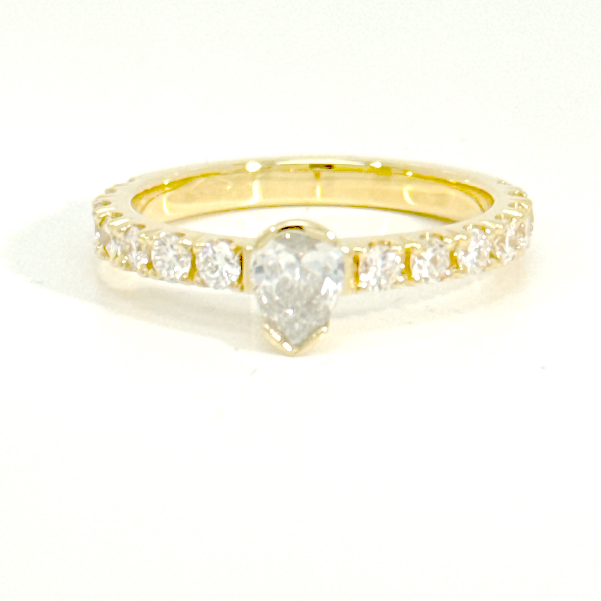18 karaat geel gouden ring met centrale peer diamant 0.34ct en briljanten in band 0.0.56ct 