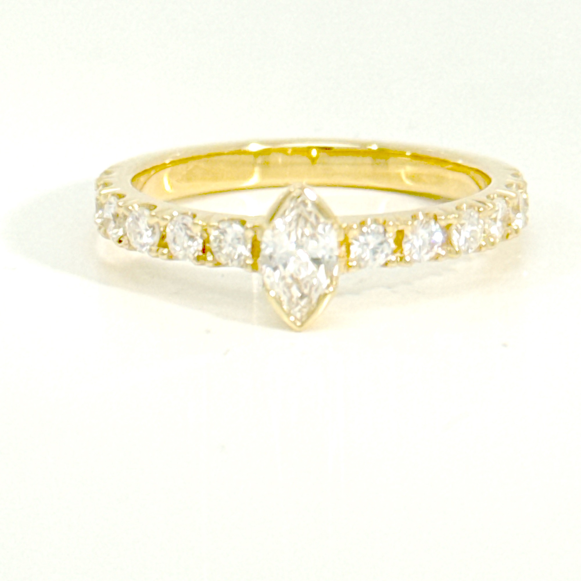 18 karaat geel gouden verlovingsring met centrale diamant marquis en briljanten in de band 0.48ct 