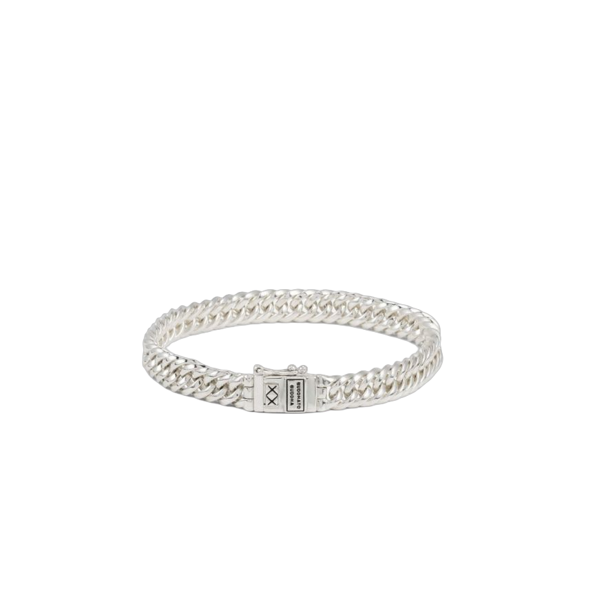 De Armband Chain Mini is een verfijnde en elegante versie van onze iconische Chain-collectie. Vervaardigd van gerecycled 925 sterling zilver, is elke schakel met de hand gemaakt en biedt het een subtiel en prachtig ontwerp. Hoewel kleiner van formaat, behoudt deze armband de stoere uitstraling en het vakmanschap dat Buddha to Buddha siert. Deze armband is handgemaakt in Zuidoost-Azië en is een tijdloos sieraad dat apart gedragen kan worden of in laagjes met andere sieraden.
