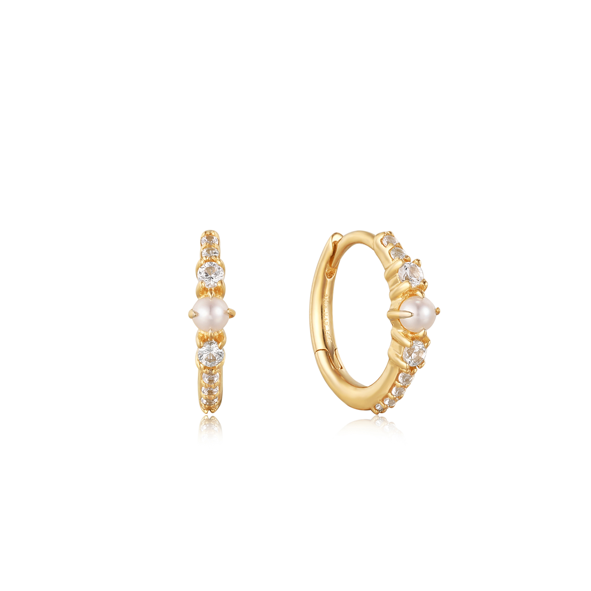 Deze Ania Haie 14K gouden huggie-hoop oorbellen zijn voorzien van prachtige parels en sprankelende witte saffieren. De oorbellen zijn perfect voor dagelijks gebruik, maar ook ideaal voor een avondje uit. Draag deze stylish oorbellen solo voor een minimalistische look of combineer met andere oorbelletjes voor een trendy ear party. Een tijdloze toevoeging aan jouw sieradencollectie!

Hoe te dragen: Draag deze Ania Haie oorbellen solo voor een minimalistische look of combineer met andere oorbelletjes voor een trendy ear party. Een tijdloze toevoeging aan jouw sieradencollectie!