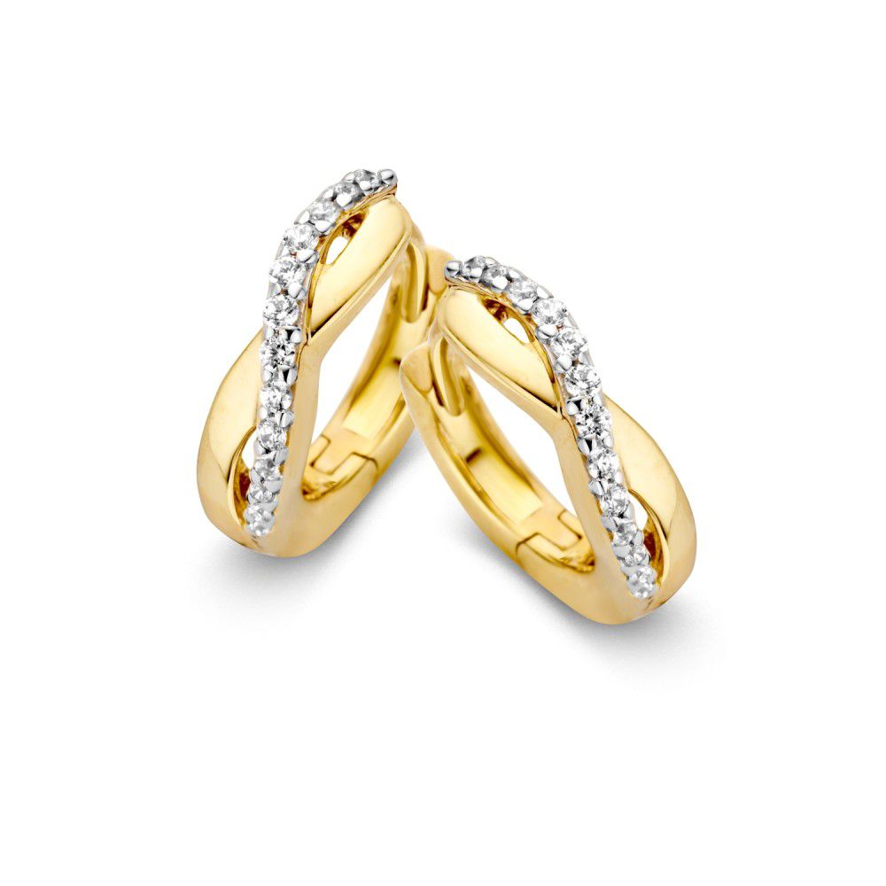 Gouden oorringen met speelse baan met zirkonia's.
