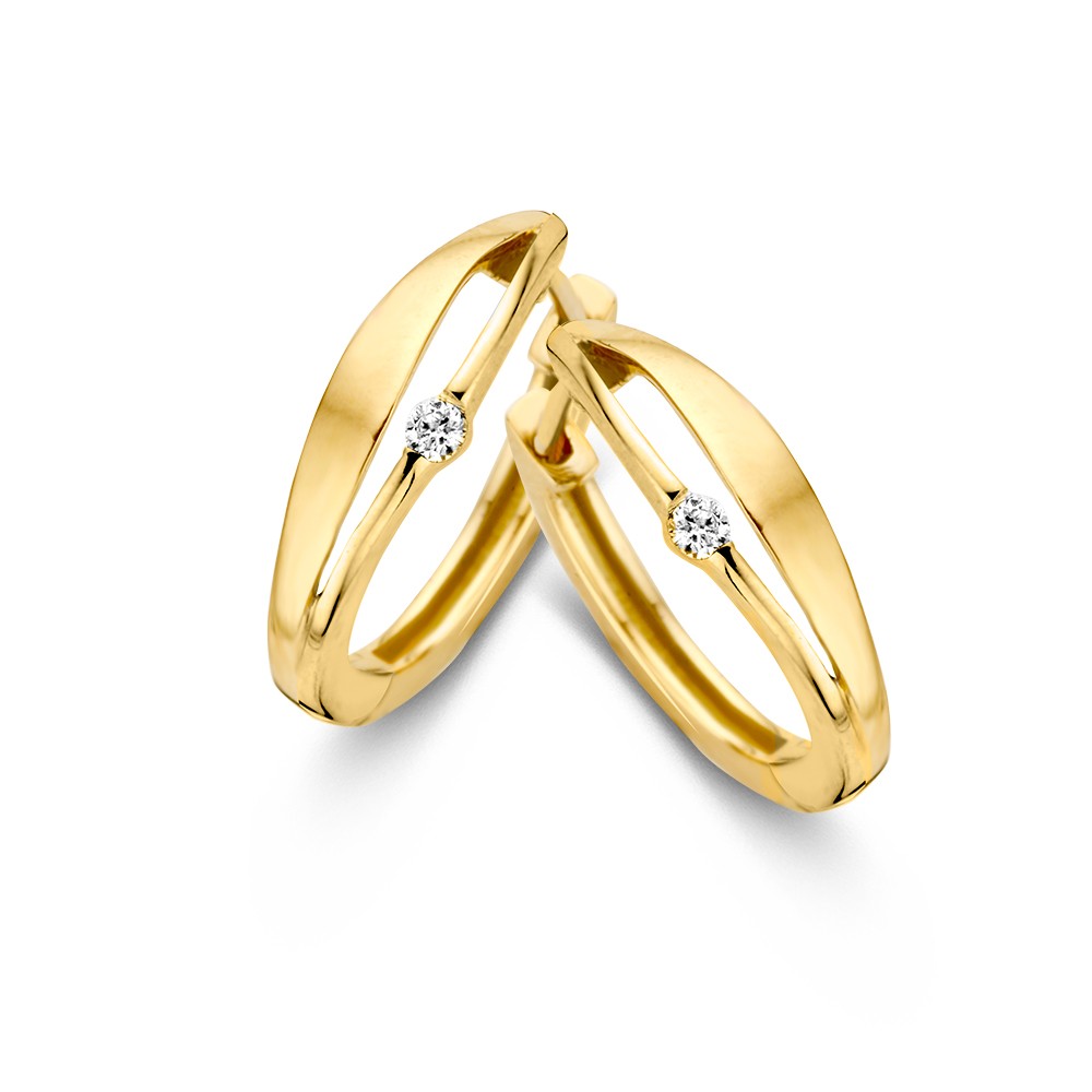 Geelgouden oorringen met diamant.
