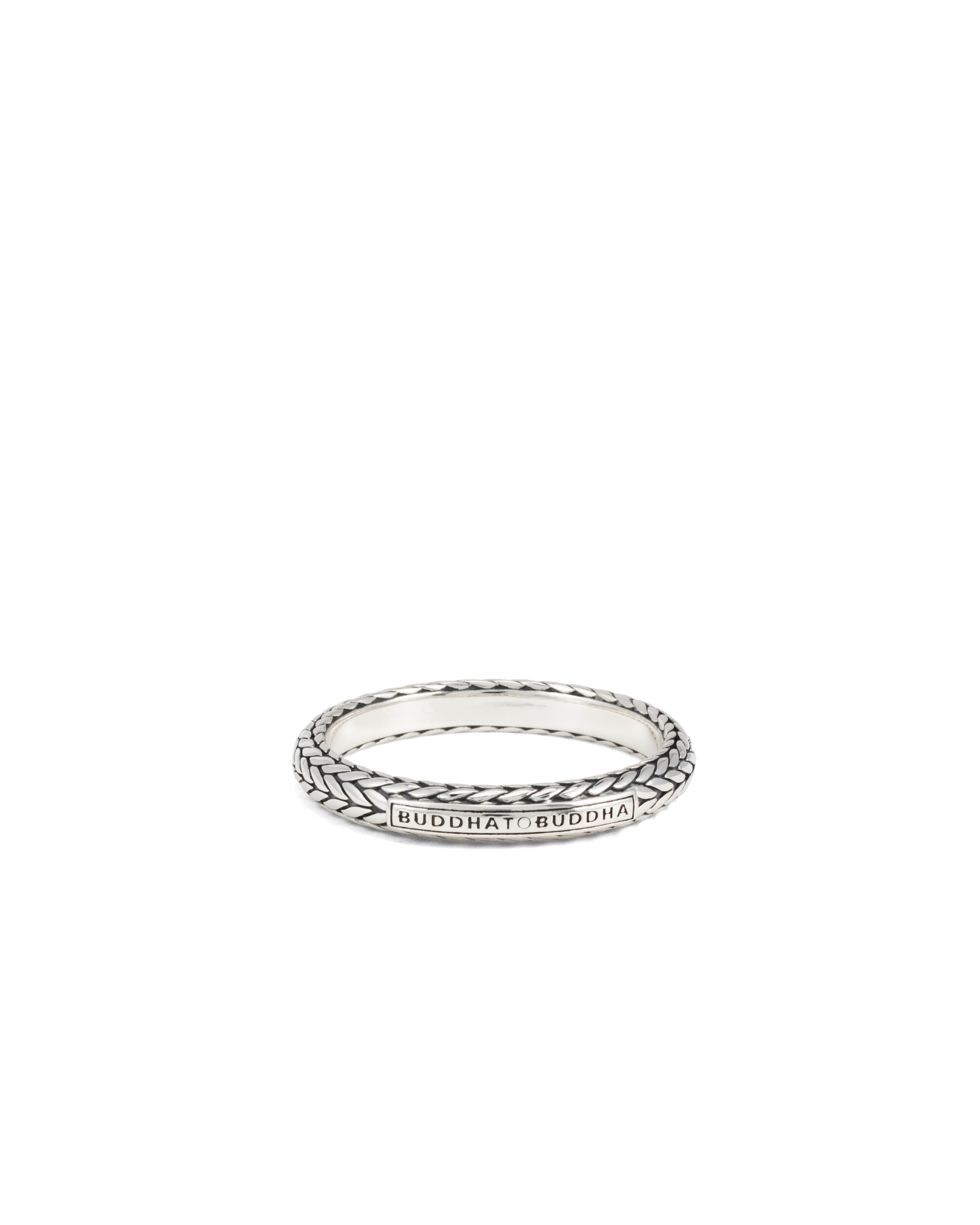 De Ring Ellen XS combineert verfijnd vakmanschap met de mogelijkheid tot persoonlijke expressie. Met de iconische Ellen-weeftechniek is deze verfijnde ring handgemaakt van premium gerecycled 925 sterling zilver en biedt hij een tijdloze schoonheid. Wat dit sieraad echt bijzonder maakt, is de optie om een persoonlijke boodschap aan de binnenkant te graveren. 