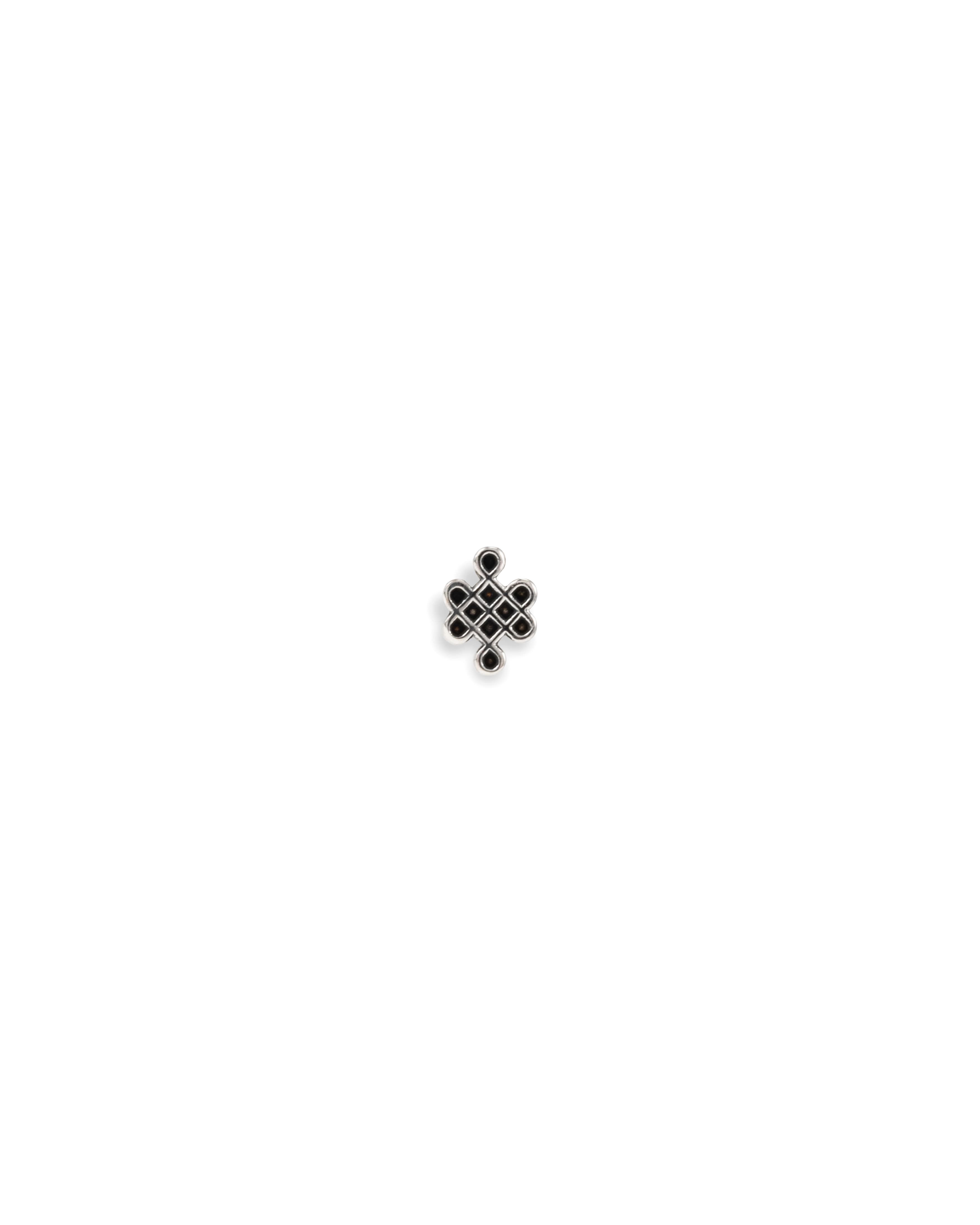 Het Knopje Endless Knot Flatback in gerecycled 925 sterling zilver symboliseert eeuwige verbinding en de verwevenheid van levenservaringen. Dit gedetailleerde ontwerp toont de eindeloze knoop, een symbool van eenheid, oneindige liefde en de cyclus van het leven. 