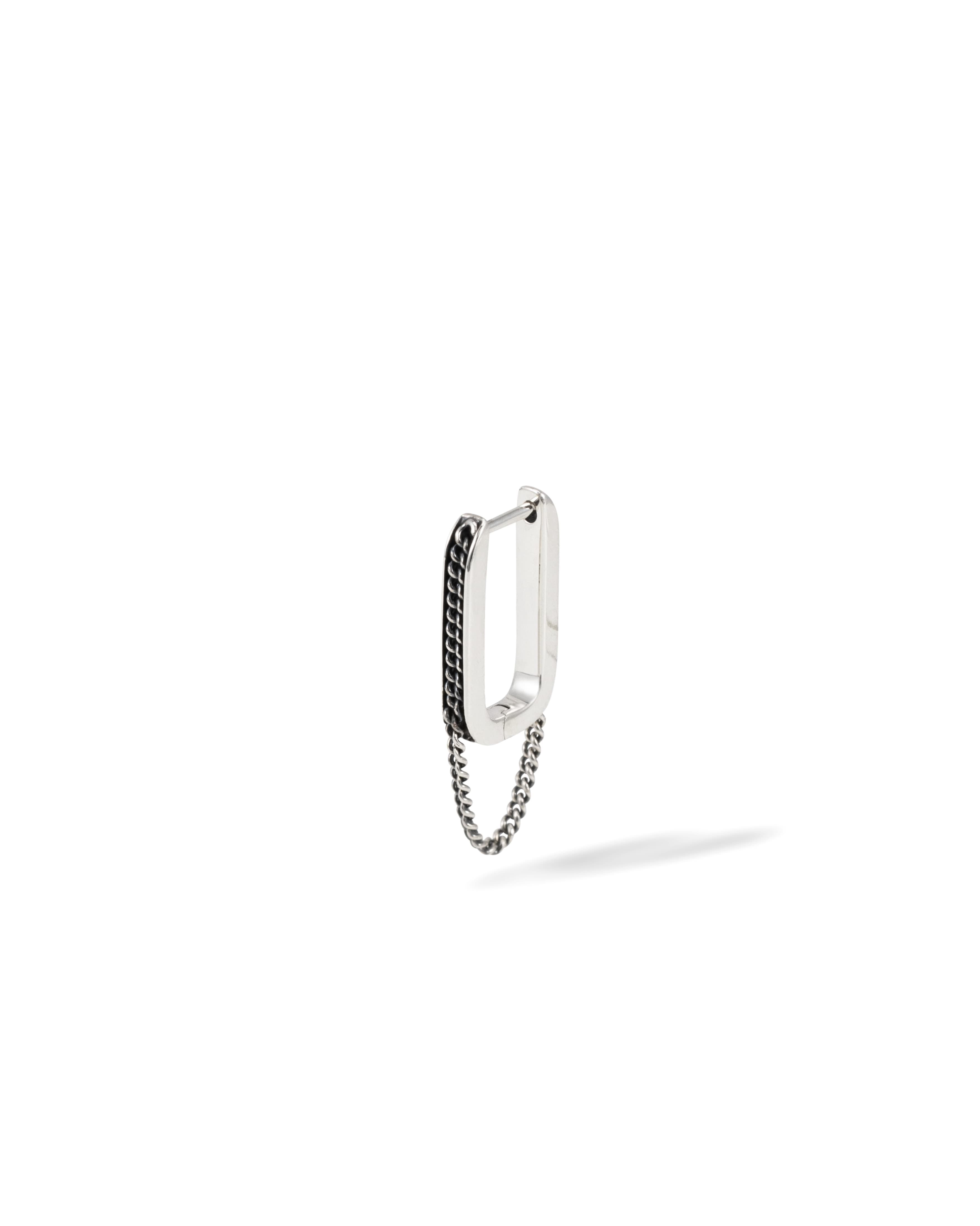 De Oorbel Essential Chainlink brengt beweging en elegantie samen in één dynamisch ontwerp. Met onze iconische schakel en een vrij bewegende essential-schakel biedt deze enkele oorbel een speels accent. Gemaakt van duurzaam gerecycled 925 sterling zilver, is het zowel opvallend als veelzijdig—perfect voor een vleugje verfijning in elke look.