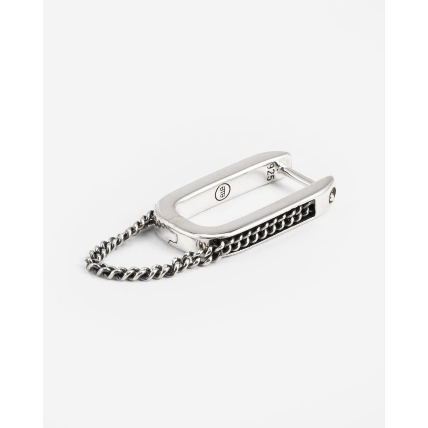 De 406 One Barbara Reversible Hoop in zilver is een elegant en veelzijdig sieraad. Gemaakt van 925 sterling zilver, de oorbel heeft een diameter van 14 mm en een breedte van 9 mm. Ideaal voor dagelijks gebruik en speciale gelegenheden. Combineer met andere zilveren sieraden voor een complete look. Perfect te dragen met zowel formele als casual outfits.