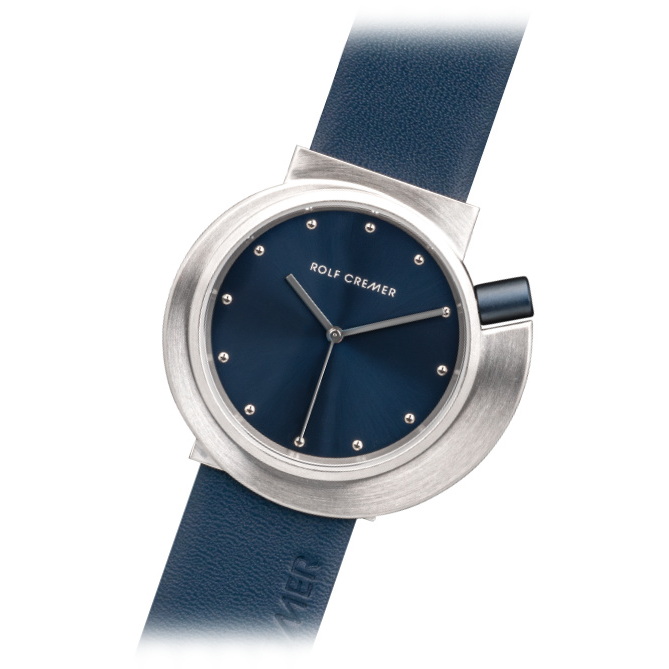 Stalen kast met blauwe wijzerplaat en blauw leren band.
A symmetrische kroon. 