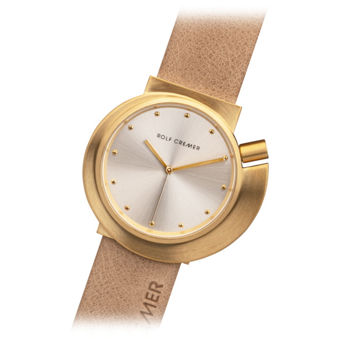 Mooi vormgegeven goudkleurig horloge met een zilverkleurige wijzerplaat en leren band.