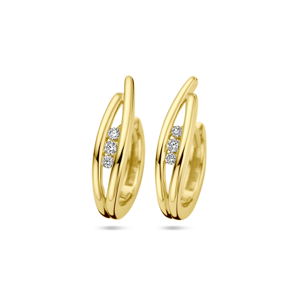 14k Geelgouden klapoorringen uitgevoerd met diamanten (SI2 H 0.10ct). De oorringen hebben een afmeting van 18x4mm.

Referentienummer: THOJ3531