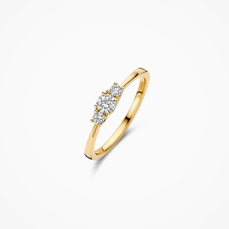 Gemaakt van 14k gecertificeerd gerecycled goud met een lab grown diamant. Deze gouden Lab Diamonds ring is uitgevoerd in glanzend gepolijst geel goud en voorzien van 3 briljant geslepen Lab grown diamanten van in gewicht totaal 0.32ct en de stenen zijn bij elkaar 9,1 mm breed. Wanneer je de ring solitair draagt, geeft de ring een elegante en vrouwelijke uitstraling.