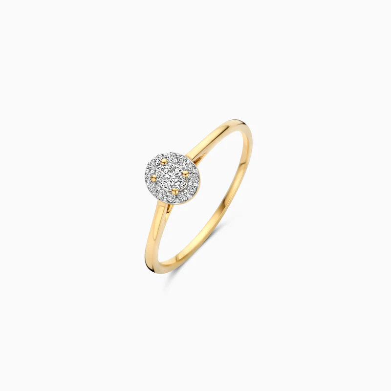 Meerdere lab-diamonds in entourage-zetting sieren deze stijlvolle glinsterende ring. Het totale karaatgewicht van de diamanten is 0,20, de doorsnede van de ring is 1 mm. Prachtig op zichzelf of gecombineerd met andere sieraden met lab-diamonds uit onze collectie.