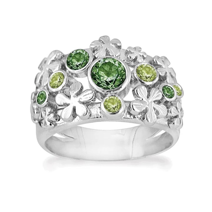 Deze sterling zilveren ring bestaat uit zilveren bloempjes gecombineerd met 1,75, 2 x 2,5 en 3 mm peridoot steentjes. Daarnaast bevat de ring 2 x 2 mm, 3,5 mm en 5 mm groene kwarts stenen.