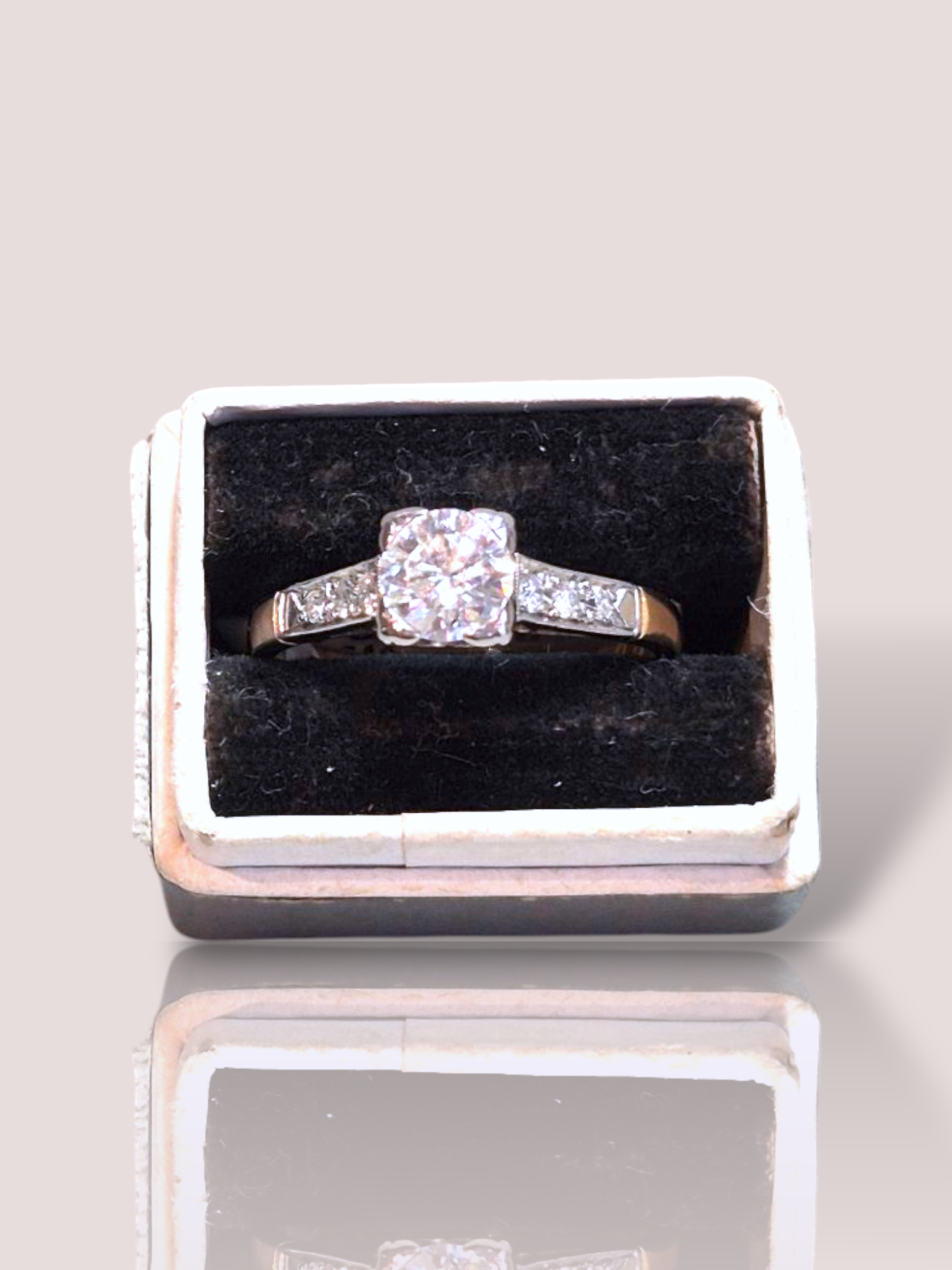 Deze prachtige vintage 18k geel gouden ring is bezet met glinsterende diamanten en biedt een tijdloze en chique uitstraling. De ring kan zowel alleen gedragen worden voor een subtiele touch van glamour, of gecombineerd worden met andere gouden sieraden voor een elegante en luxe look. Een ideaal stuk om elke outfit te verfraaien en een statement te maken.

De center stone is een 0,75ct diamant met daarnaast 6 kleinere briljant geslepen diamanten van 0,013ct elk.