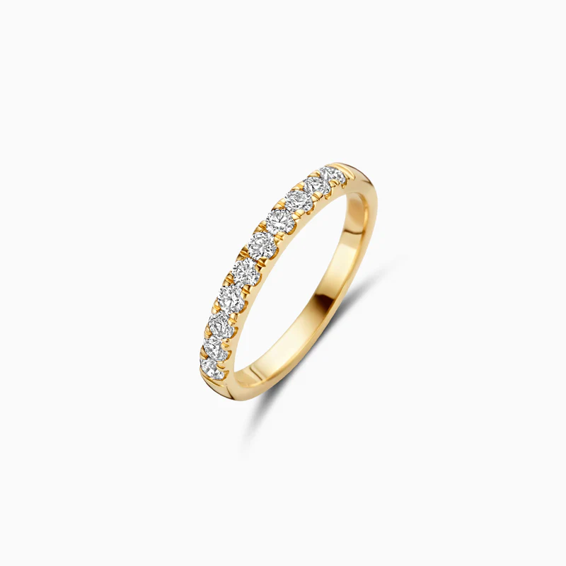 Gemaakt van gecertificeerd gerecycled goud met een lab grown diamant. Deze 14k geelgouden  Lab Diamonds ring is uitgevoerd in glanzend gepolijst witgoud en voorzien van 10 briljant geslepen lab grown diamanten, gezet in een pavé zetting. Het gewicht van de lab grown diamanten in deze ring is totaal 0.48ct. De Ø 2,2 millimeter witgouden ring is perfect to combineren met andere gouden Blush Sieraden. Draag je hem solitair, dan is deze slanke Blush ring een elegante blikvanger.