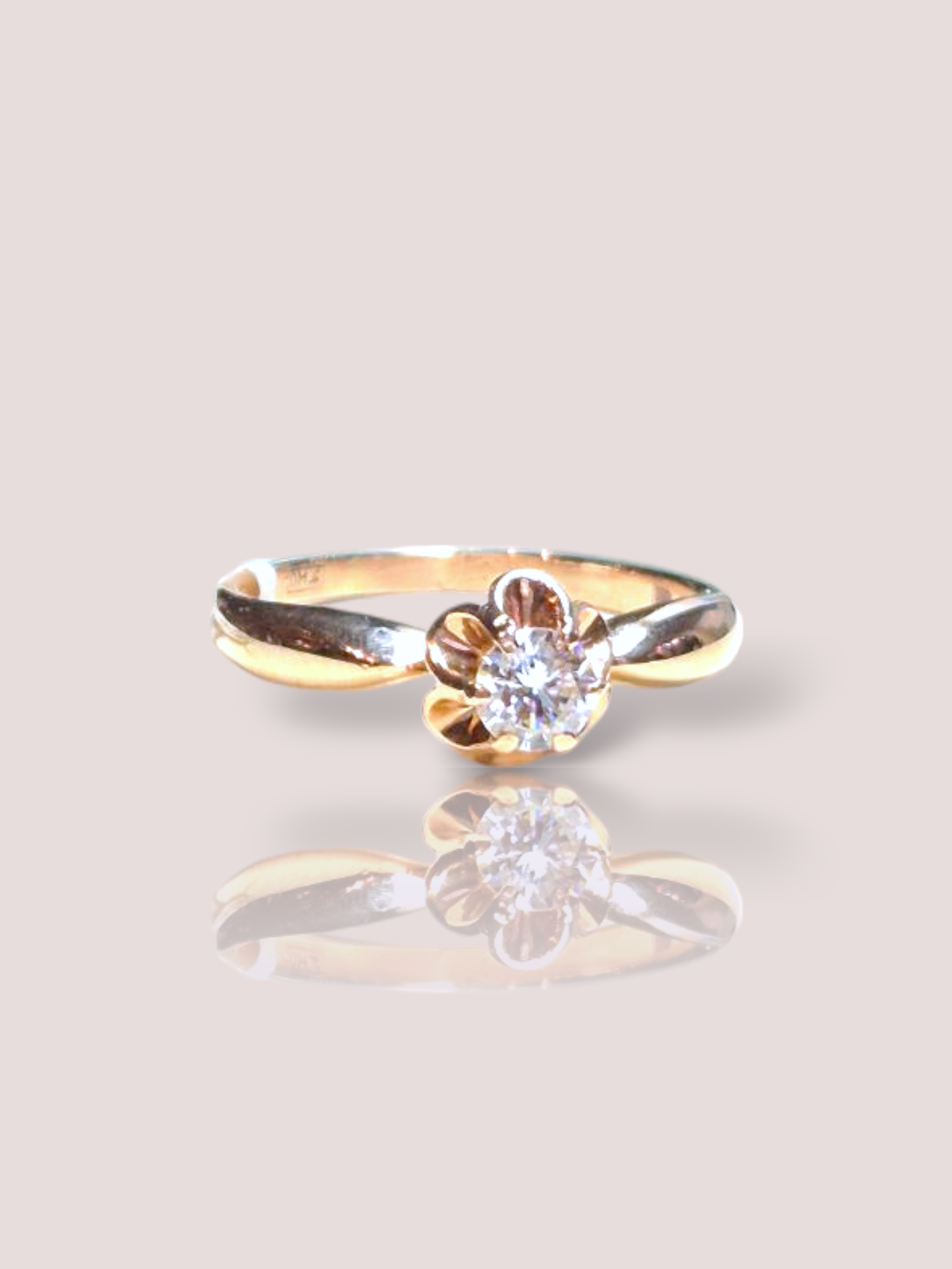 Deze prachtige vintage 14k roségouden ring is bezet met een sprankelende diamant, wat zorgt voor een tijdloze en elegante uitstraling. De ring kan perfect solo gedragen worden voor een subtiele touch van glamour, of gecombineerd worden met andere ringen voor een trendy stapel effect. Een uniek stuk dat gegarandeerd bewondering zal oogsten!

De ring kan desgewenst op maat gemaakt worden.