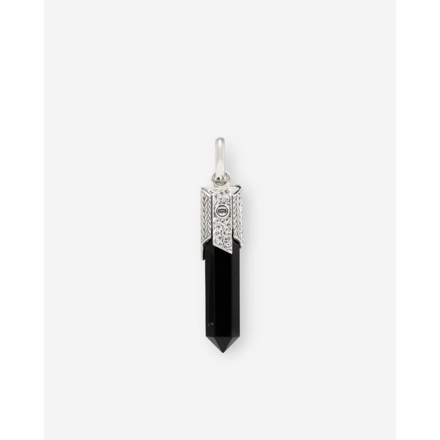 Deze prachtige hanger, modelnummer 701ON, is gemaakt van zilver en bevat een zwarte onyx edelsteen. Met zijn glanzende afwerking voegt hij een elegante touch toe aan elke outfit. Draag hem solo voor een minimalistische look of combineer met andere kettingen voor een gelaagd effect. Perfect voor zowel dagelijkse als speciale gelegenheden. Categorie: Sieraad.