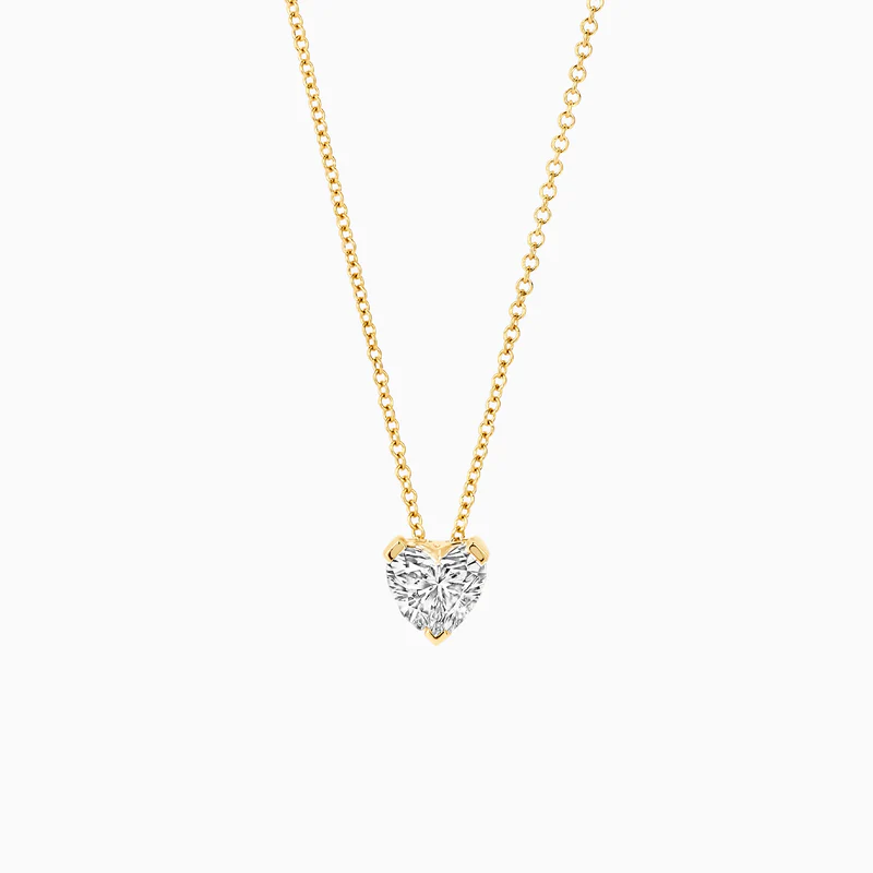 Dit 14k geelgouden collier met hartvormige lab-diamond is een liefdevol statement. Het karaatgewicht van de diamant is 0,5 en de lengte van het collier 42 cm. Geef dit prachtige, veelzeggende sieraad cadeau aan een geliefde of aan jezelf. 
