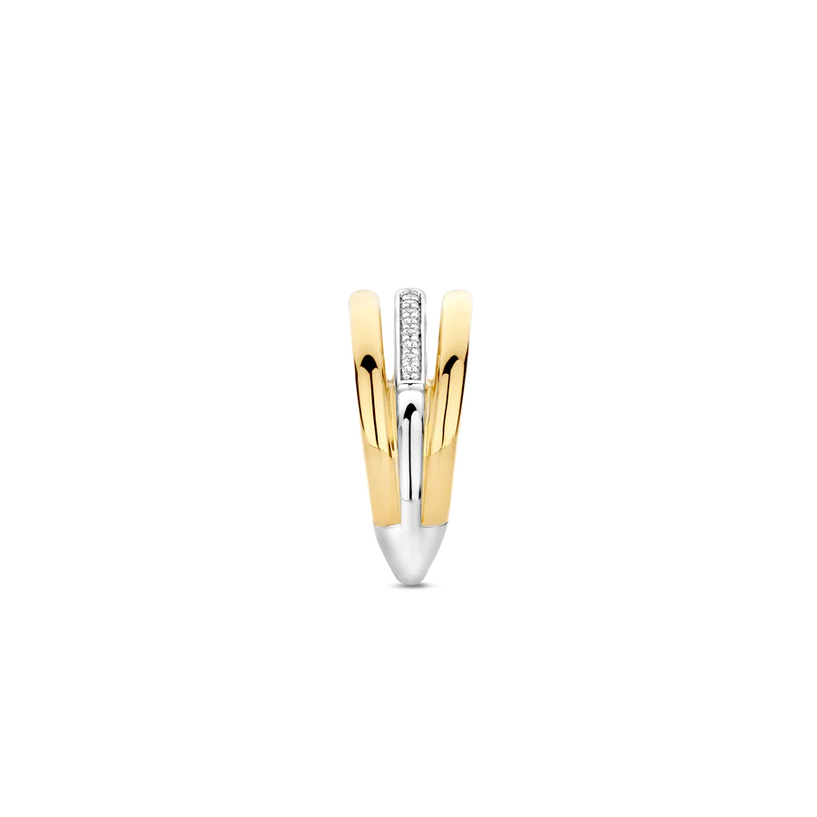 Ontdek de perfecte balans tussen verfijning en speelsheid met deze TI SENTO goudkleurige drievoudige ring 12369ZY. Vervaardigd uit hoogwaardig 925 zilver, heeft het ontwerp drie onderscheidende banden: de twee buitenste banden zijn verguld, terwijl de centrale band, platinakleuring, een rij prachtige pav&eacute;gezette zirkonia's toont. De bewuste ruimte tussen de banden zorgt voor een lichte, luchtige uitstraling, wat het een waar statement van modern design maakt. Het dynamische contrast van metalen en texturen cre&euml;ert een opvallende maar speelse esthetiek, ideaal om zowel casual als formele looks te verfraaien. Zorgvuldig vervaardigd voor de gevoelige huid, deze nikkelvrije en hypoallergene ring garandeert langdurig comfort en kwaliteit.