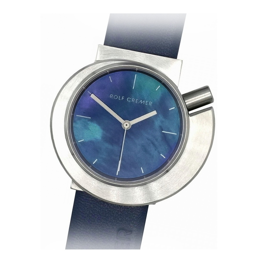 Horloge met blauw parelmoer wijzerplaat en blauw leren band.