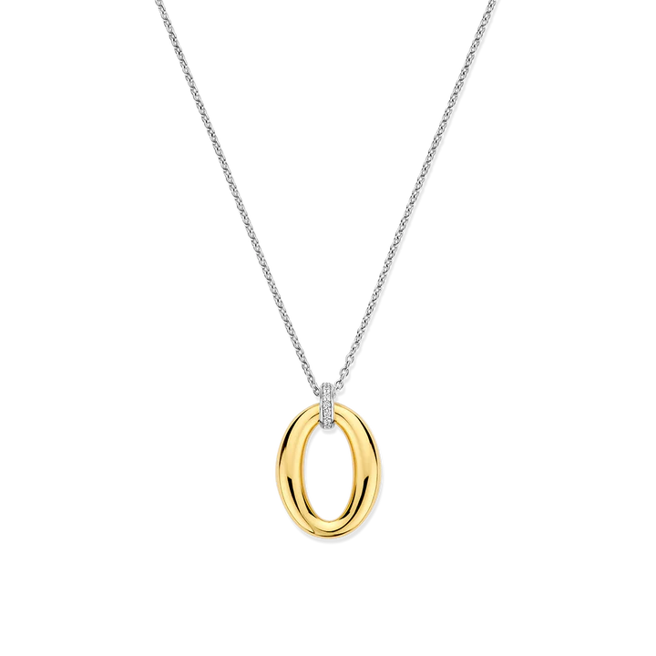 Deze TI SENTO ketting 34091ZY maakt een gedurfd maar verfijnd statement. Dit verbluffende ontwerp is zorgvuldig vervaardigd van 925 sterling zilver en verguld voor een stralende, tijdloze uitstraling. Het hart van dit prachtige ontwerp is een unieke ovaalvormige hanger, elegant versierd met een delicate band van pavé gezette cubic zirconia die een subtiele, betoverende schittering toevoegt. De stralende geelgouden tinten roepen een klassieke vintage charme op en voegen een moderne touch toe, waardoor het een perfect sieraad is om de gouden tinten van de zomer te complementeren. Deze ketting viert individualiteit en de schoonheid van ingetogen elegantie, zorgvuldig ontworpen voor de gevoelige huid. Draag de ketting moeiteloos met een luchtige zomerjurk voor een stralende daglook of combineer de ketting met een elegante avondoutfit om een vleugje vintage glamour met moderne verfijning toe te voegen. De nikkelvrije en hypoallergene samenstelling zorgt voor uitzonderlijk comfort en duurzame kwaliteit, perfect voor de hele dag dragen.
