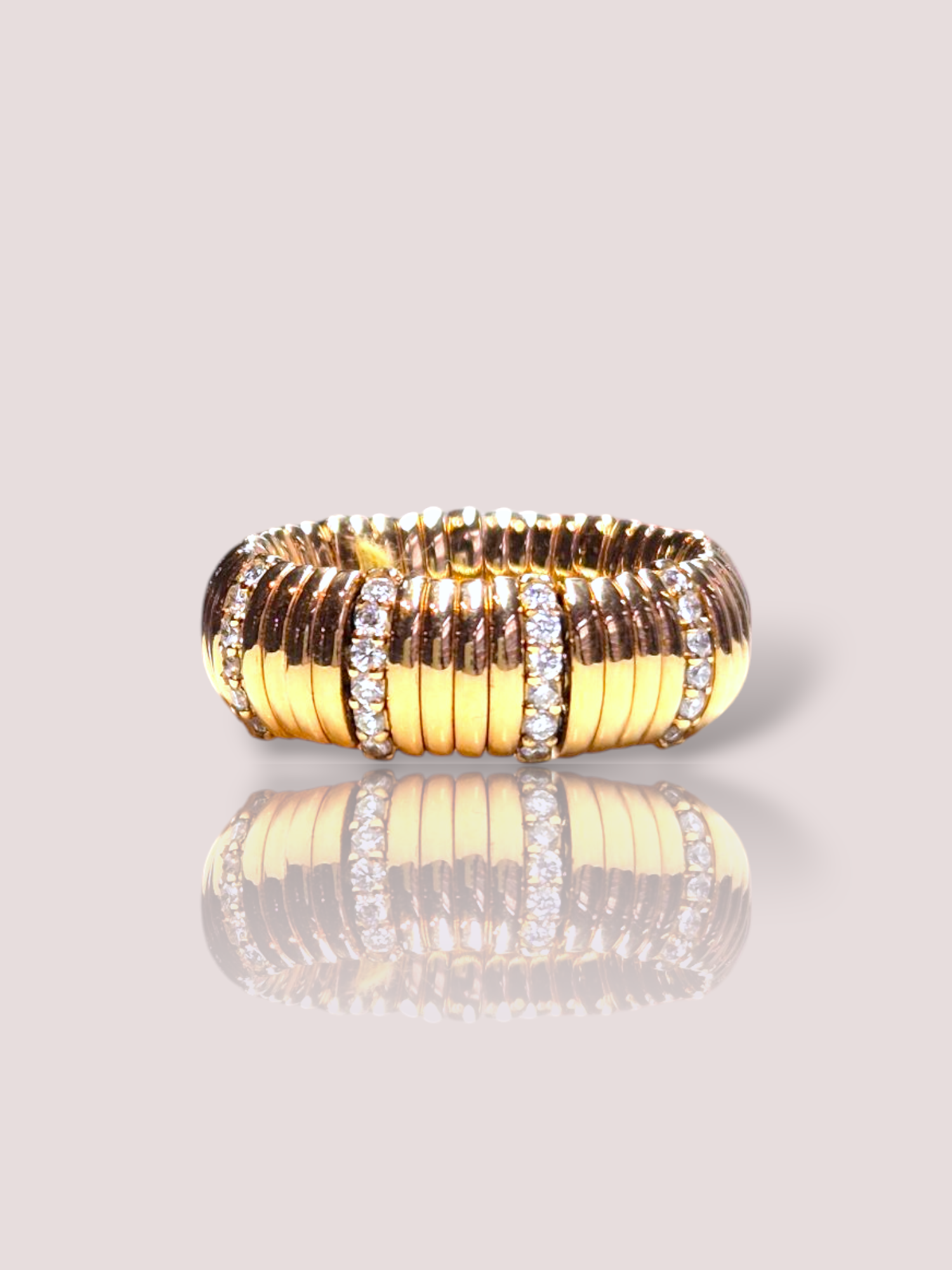 Een prachtige 18k rose gouden ring met diamanten. De ring heeft 54 diamanten die telkens per 6 onder elkaar gezet zijn. De ring is elastisch en daarom zeer comfortabel te dragen. Een absolute eyecatcher. De breedte van de band is 8mm
