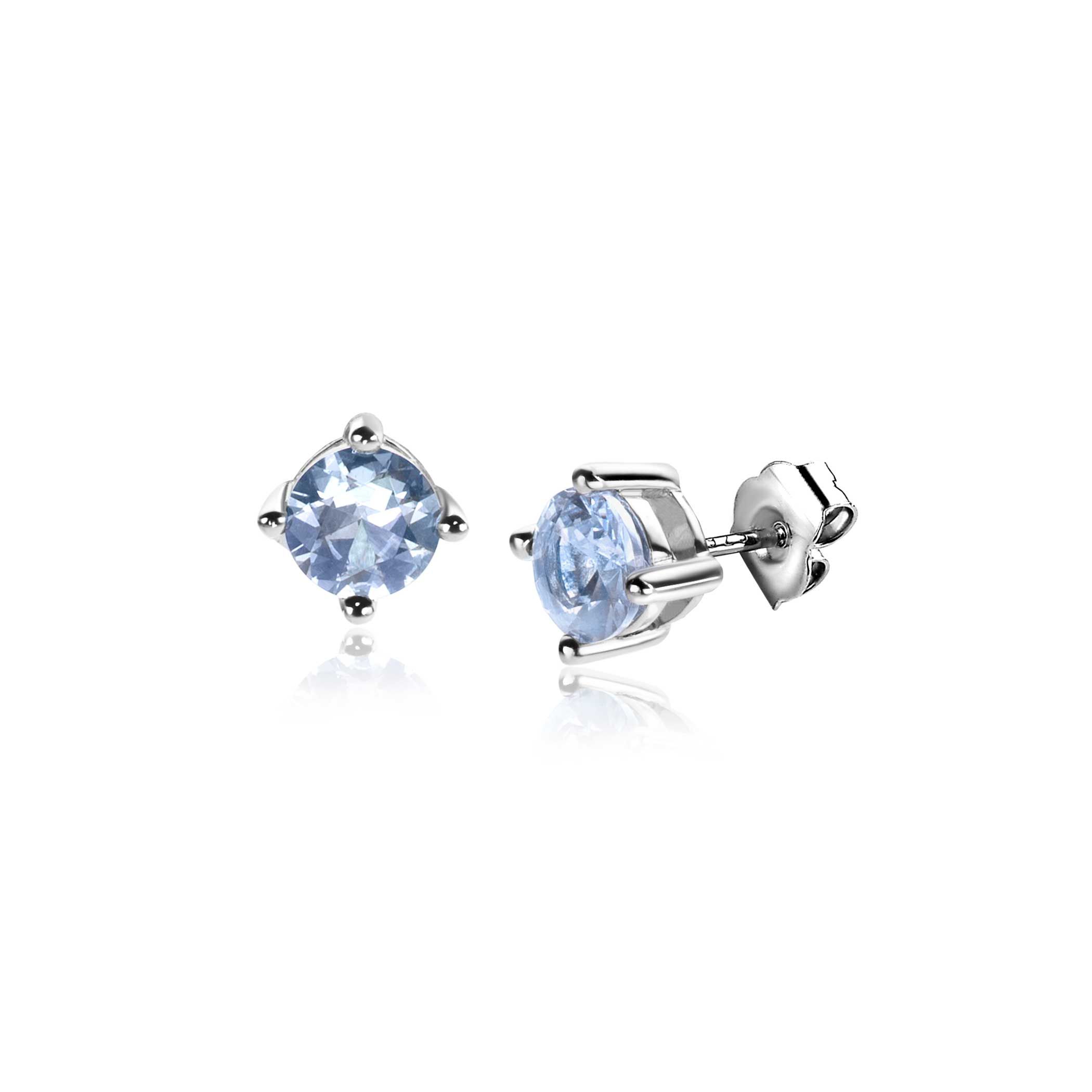 ZINZI zilveren oorknoppen met een vierpoots chaton, waarin een ronde lichtblauwe kleursteen is gezet. Grootte 6mm. De oorsieraden zijn vervaardigd van eerste gehalte zilver (925) en voorzien van een extra rodiumlaag voor een langdurige glans.