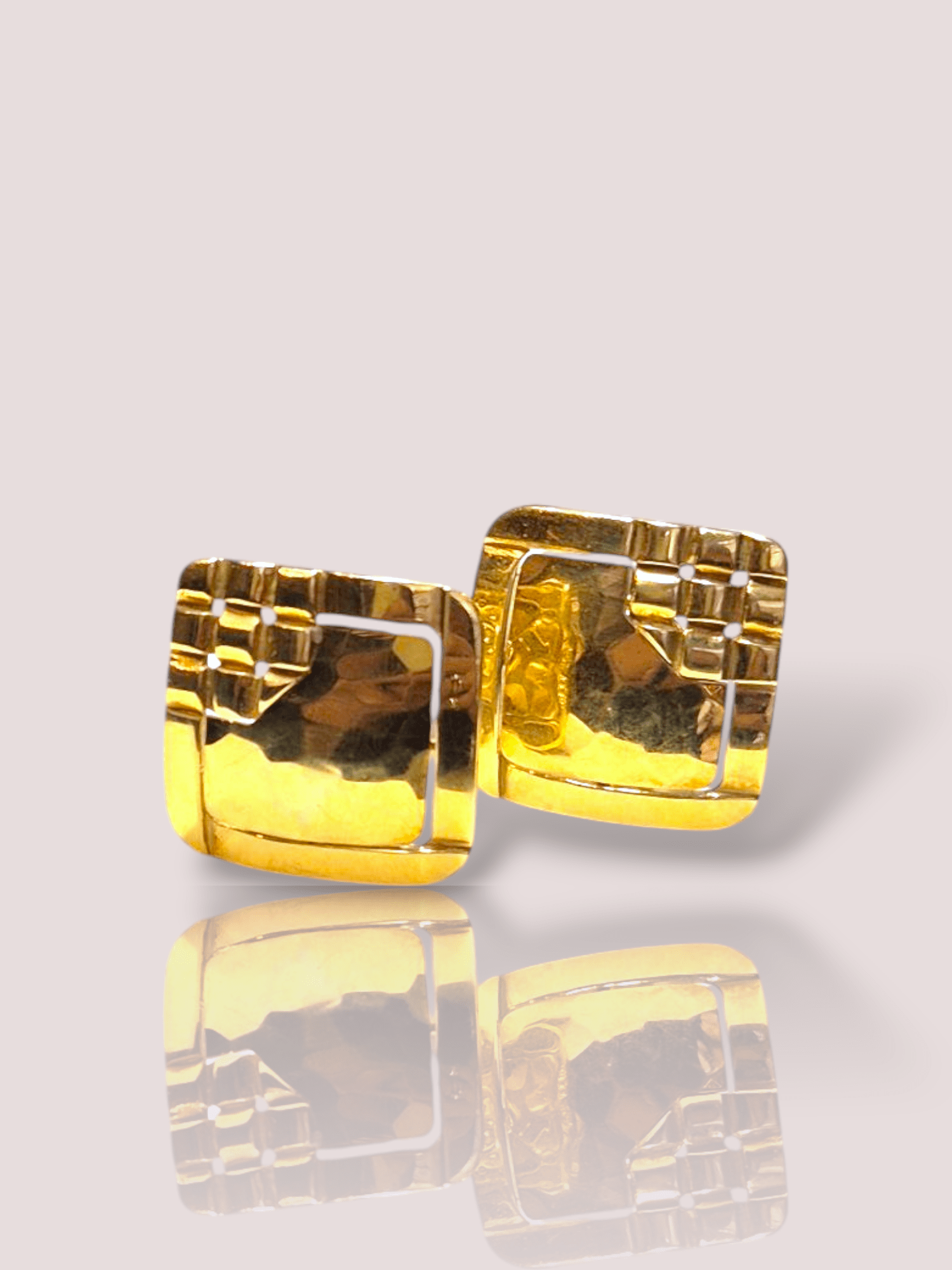 Deze vintage 18k geel gouden Gucci oorstekers zijn minimaal en chic. Ze zijn gesigneerd op de achterzijde met de merknaam Gucci en zijn perfect voor dagelijks gebruik of een avondje uit. Draag ze met je haar opgestoken voor een elegante look of met je haren los om subtiel de aandacht te trekken. Een tijdloos stuk dat elke outfit compleet maakt.

De oorstekers zijn 2,4 bij 2,4 cm en hangen prachtig aan het oor.