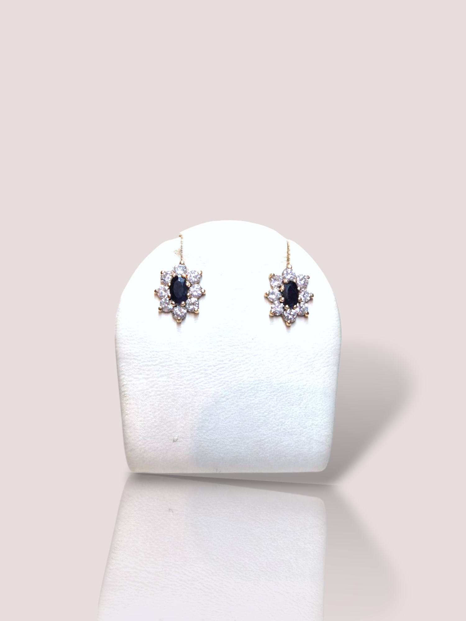 Deze prachtige oorstekers zijn gemaakt van 14 karaat goud en zijn ingelegd met 8 diamanten en 1 saffier van 5 bij 3,5 mm, wat zorgt voor een luxe uitstraling. De oorstekers kunnen zowel casual als chic gedragen worden en voegen een vleugje glamour toe aan elke outfit. De beste manier om ze te dragen is om ze te combineren met een elegante jurk voor een avondje uit of gewoon om je alledaagse look op te fleuren. Met deze oorstekers straal je gegarandeerd!