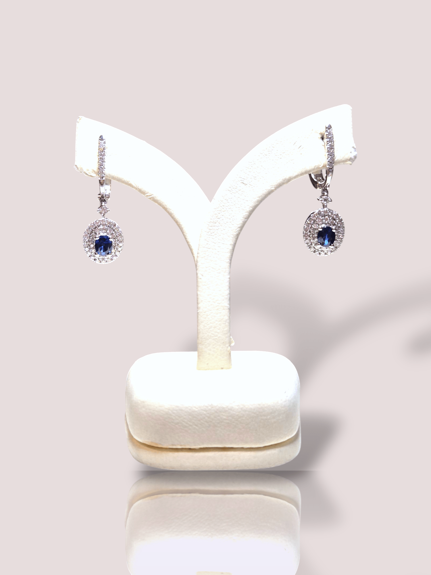 Deze prachtige vintage 14k witgouden oorbellen zijn versierd met schitterende diamanten en sprankelende saffieren. De oorbellen stralen luxe en elegantie uit en voegen een vleugje glamour toe aan elke outfit. Draag ze op speciale gelegenheden of combineer ze met een casual look voor een extra touch of chic. Een absolute eyecatcher voor elke vrouw!

De oorstekers zijn circa 2,8 cm lang.