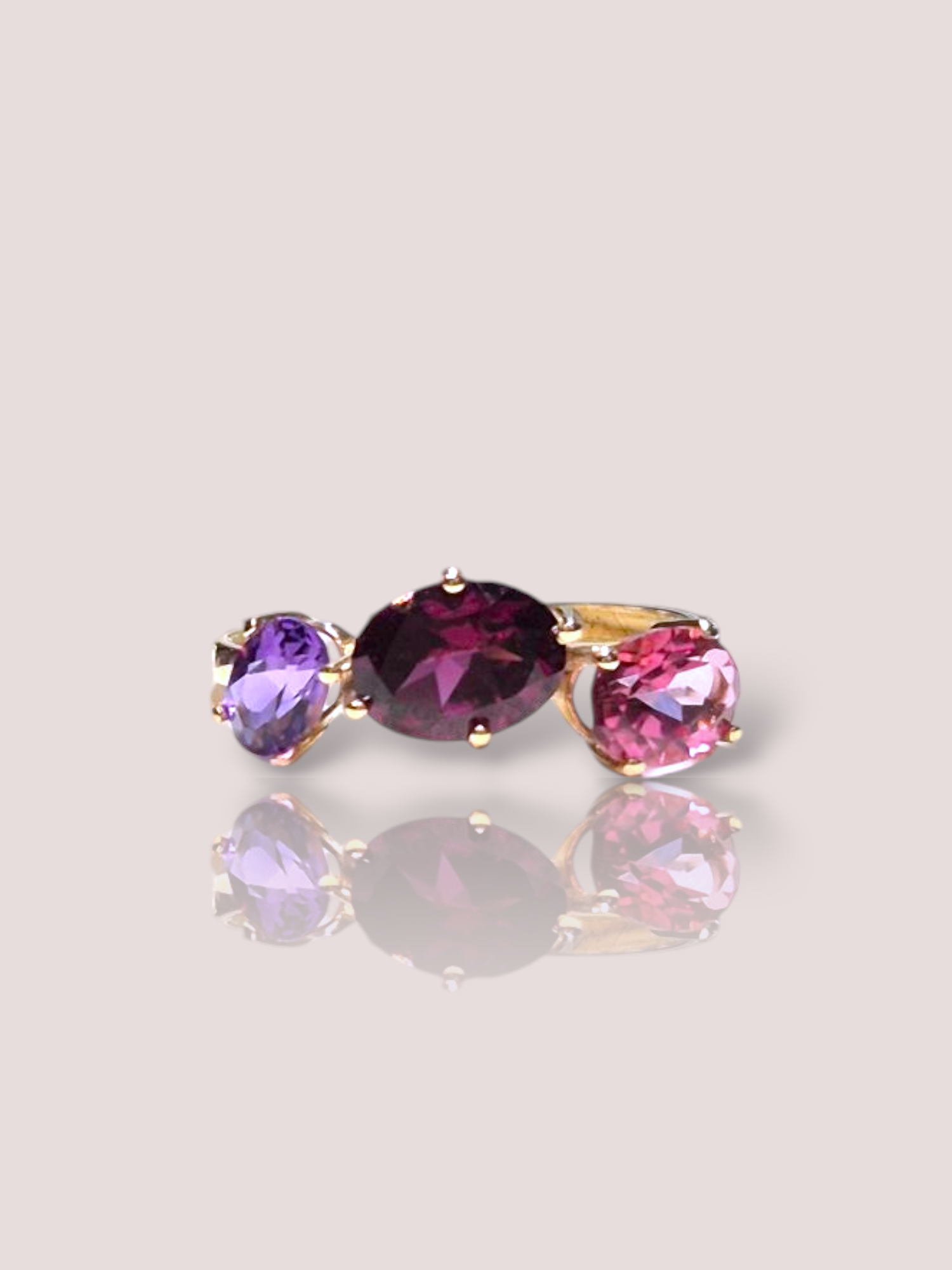 Deze prachtige 14k geel gouden ring van House of Bruens is ingelegd met kleurrijke edelstenen. De ring is perfect om elke dag te dragen of voor speciale gelegenheden. Het unieke ontwerp zorgt voor een opvallende en stijlvolle uitstraling. Draag deze ring om je outfit compleet te maken en je persoonlijke stijl te laten zien.