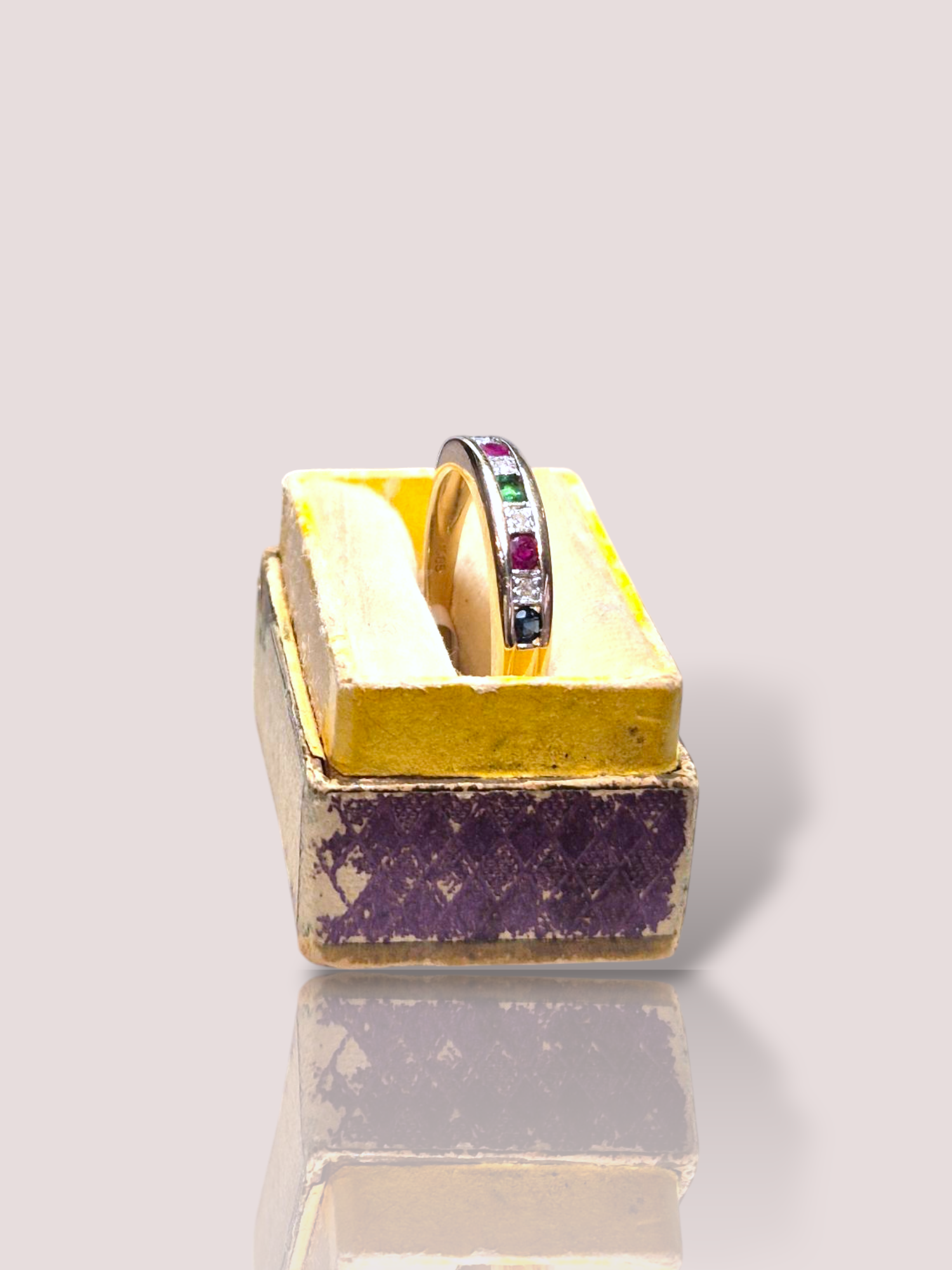 Deze prachtige vintage 14k geel gouden ring is verfraaid met saffieren, robijnen, diamanten en een smaragd. De ring heeft een klassiek en tijdloos design dat perfect is voor speciale gelegenheden. Draag deze ring aan je ringvinger voor een stijlvolle en elegante touch aan je outfit. Een absolute eyecatcher die zeker de aandacht zal trekken.

Prachtig om los of als aanschuif ring te dragen.