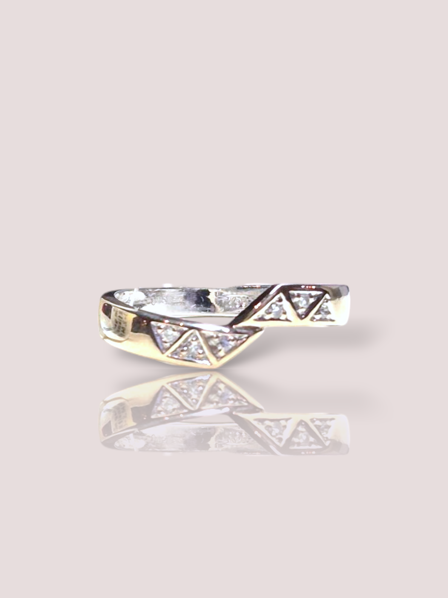 Deze prachtige vintage 14k geelgouden fantasie ring is versierd met schitterende diamantjes, waardoor hij een luxe uitstraling heeft. De ring is perfect voor speciale gelegenheden en voegt een vleugje glamour toe aan elke outfit. Draag hem als statement piece bij een chique avondjurk of combineer hem met andere gouden sieraden voor een elegante uitstraling. Een absolute eyecatcher voor uw collectie!

De ring bevat 6 briljant geslepen diamantjes en kan eventueel op maat gemaakt worden.