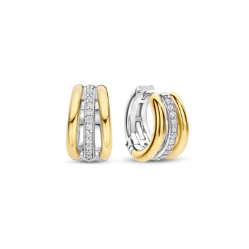 Deze TI SENTO oorbellen 78010ZY combineren diepte, contrast en schittering. Gemaakt van 925 sterling zilver, hebben ze een driedubbel hoepelontwerp: twee goudkleurige banden omarmen een platinakleurige hoepel met pavé gezette cubic zirconia. Deze oorbellen voegen een elegante touch toe aan elke outfit. De veilige scharnier sluiting zorgt voor comfort, waardoor ze de hele dag gedragen kunnen worden. Nikkelvrij en hypoallergeen voor luxueus comfort. Een mix van gouden warmte, ijzige schittering en eigentijds design, perfect voor elke gelegenheid.