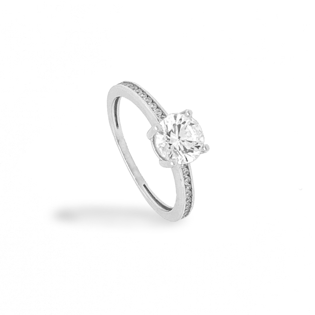 Deze witgouden ring is werkelijk schitterend. De Swarovski zirkonia is briljant gespelen en vrij groot van formaat. Ondanks het feit dat de grote Swarovski zirkonia groot van formaat is heeft deze ring een fijne uitstraling. De ring heeft aan beide kanten naast de grote steen een rij met kleine Swarovski zirkonia steentjes.
